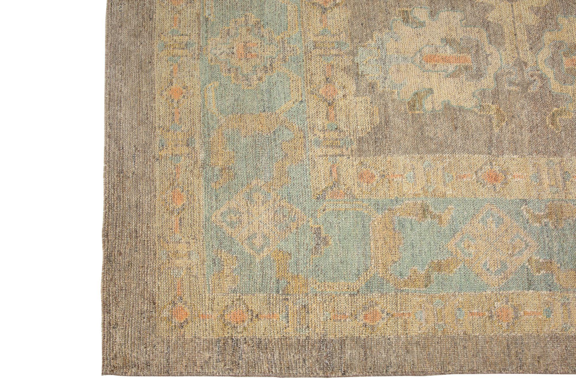 Descubre la elegancia de las alfombras Oushak de Afganistán de Circa 1990. Diseñado con lana y azul-marrón-amarillo, este diseño exclusivo es perfecto para realzar tu espacio.
