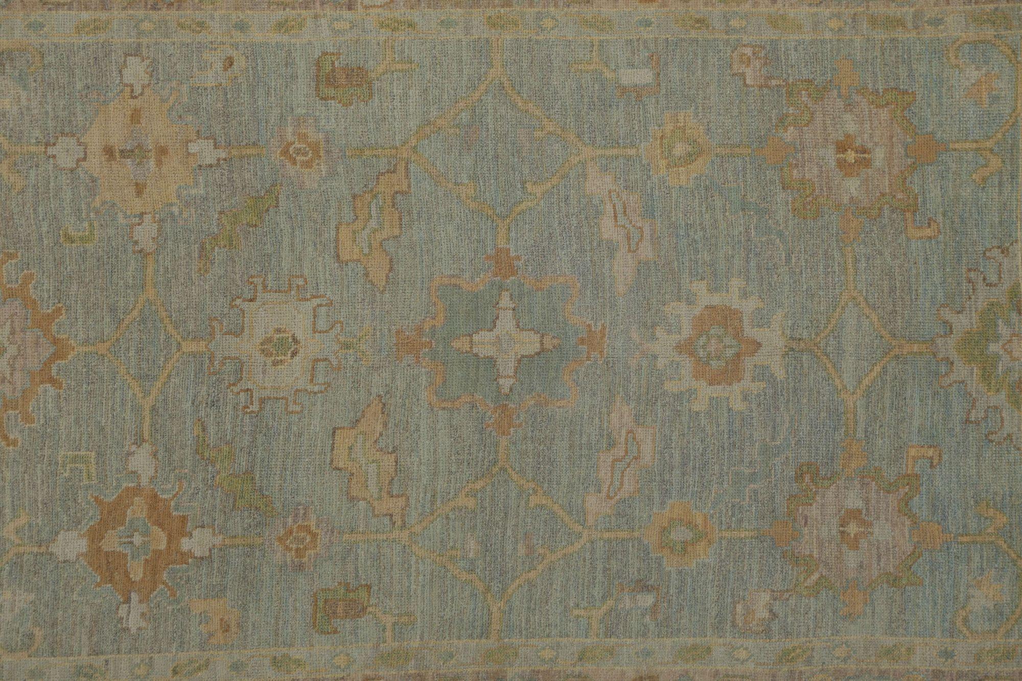 Entdecken Sie die Eleganz von Afghanistan Oushak mit Teppichen von Circa 1990. Dieses exklusive Design aus Wolle und Blau ist perfekt, um Ihren Raum zu verschönern.