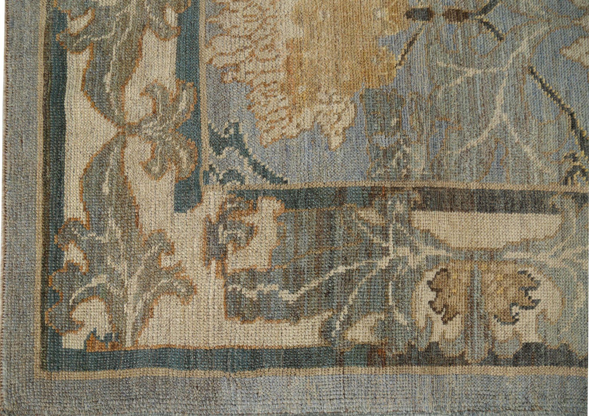 Entdecken Sie die Eleganz von Afghanistan Oushak mit Teppichen von Circa 1990. Dieses exklusive Design aus Wolle und BlauGrauGrünGelb ist perfekt, um Ihren Raum zu verschönern.