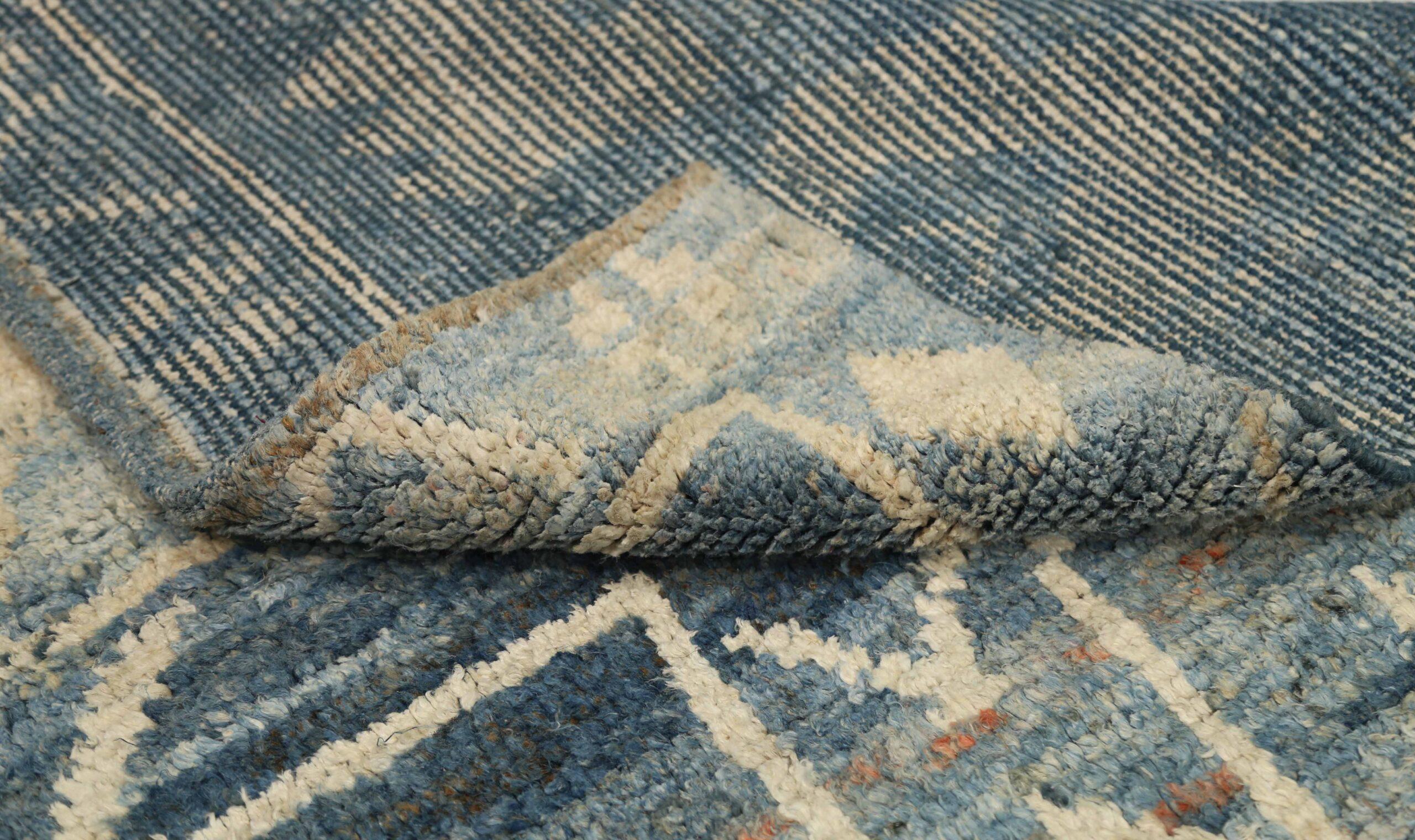 Entdecken Sie die Eleganz von Afghanistan Oushak mit Teppichen von Circa 1990. Dieses exklusive Design aus Wolle und Blau-Elfenbein eignet sich perfekt, um Ihren Raum zu verschönern.