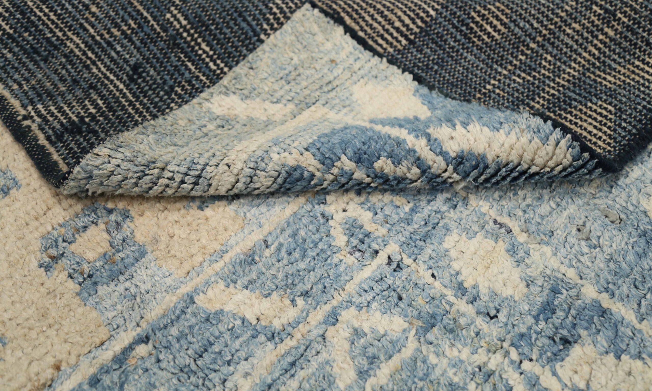 Scopri l'eleganza dell'Afghanistan Oushak con i tappeti per l'area CIRCA del 1940. Progettato con lana e blu-avorio, questo design esclusivo è perfetto per valorizzare il tuo spazio.