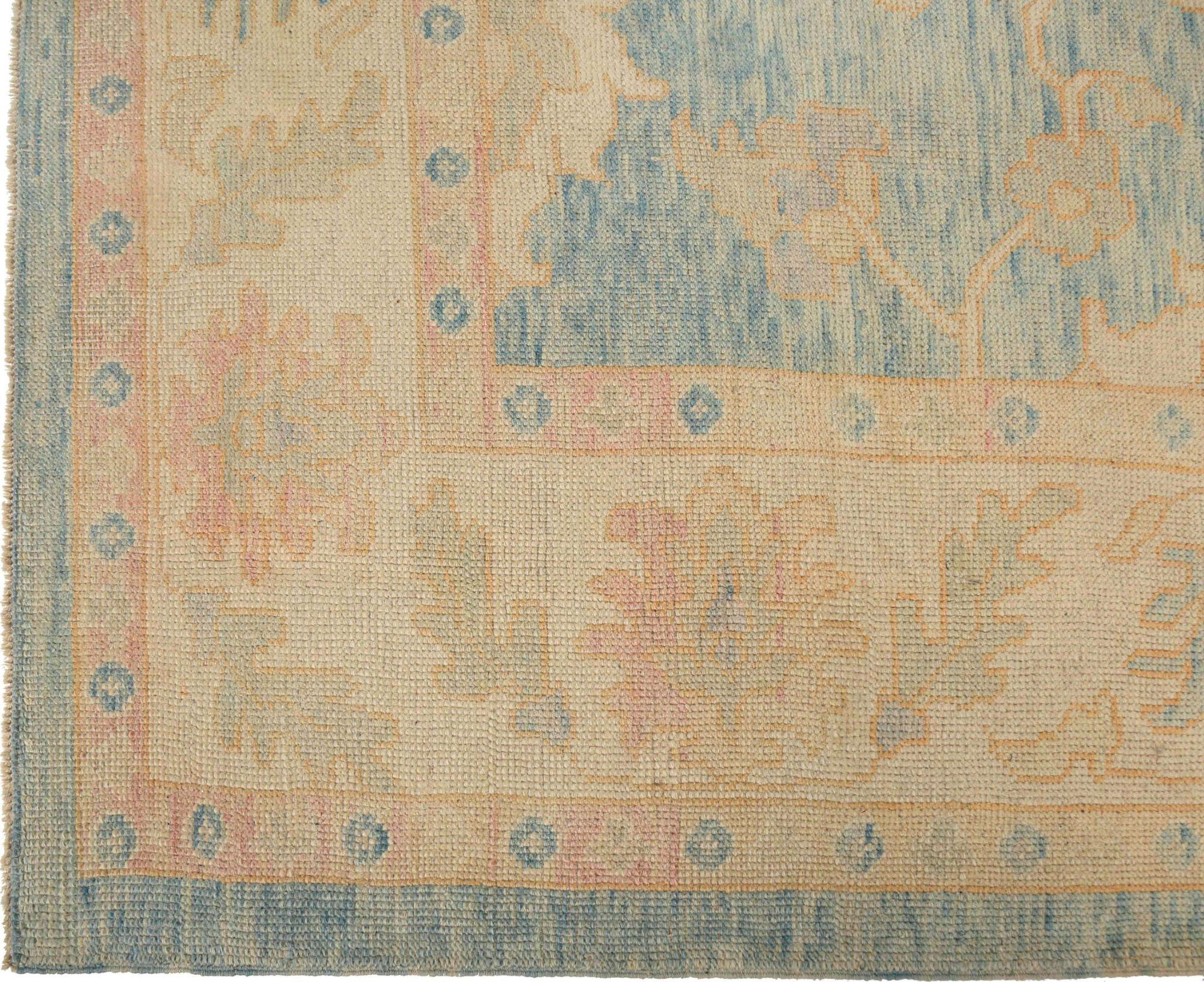 Entdecken Sie die Eleganz von Afghanistan Oushak mit Teppichen von Circa 1990. Dieses exklusive Design aus Wolle und Blau-Elfenbein eignet sich perfekt, um Ihren Raum zu verschönern.