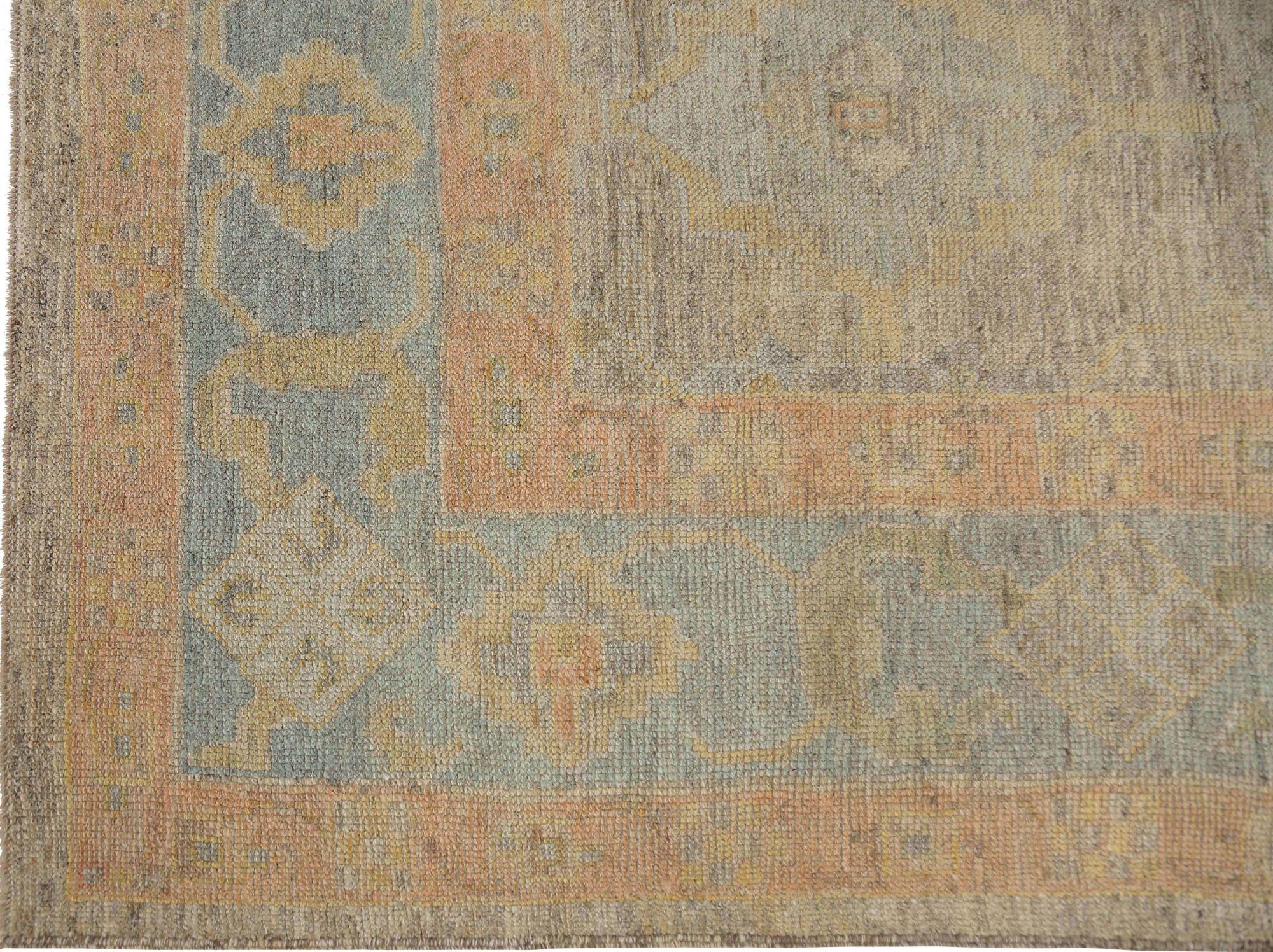 Découvrez l'élégance des tapis d'Afghanistan Oushak de Circa 1990. Conçu avec de la laine et du Design/One, ce modèle exclusif est parfait pour mettre en valeur votre espace.
