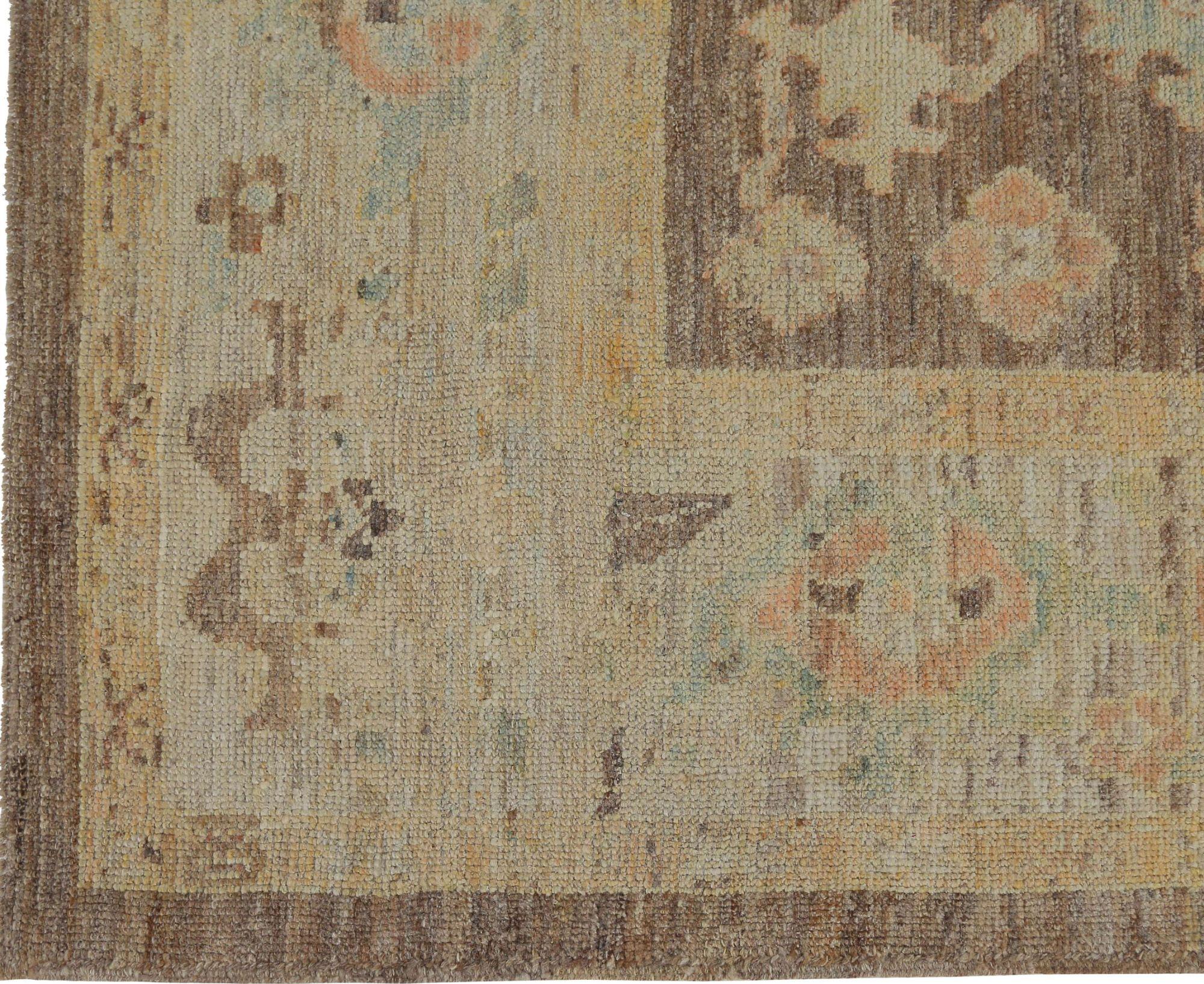 Scopri l'eleganza dell'Afghanistan Oushak con i tappeti per l'area CIRCA del 1990. Progettato in lana e marrone, questo design esclusivo è perfetto per valorizzare il tuo spazio.