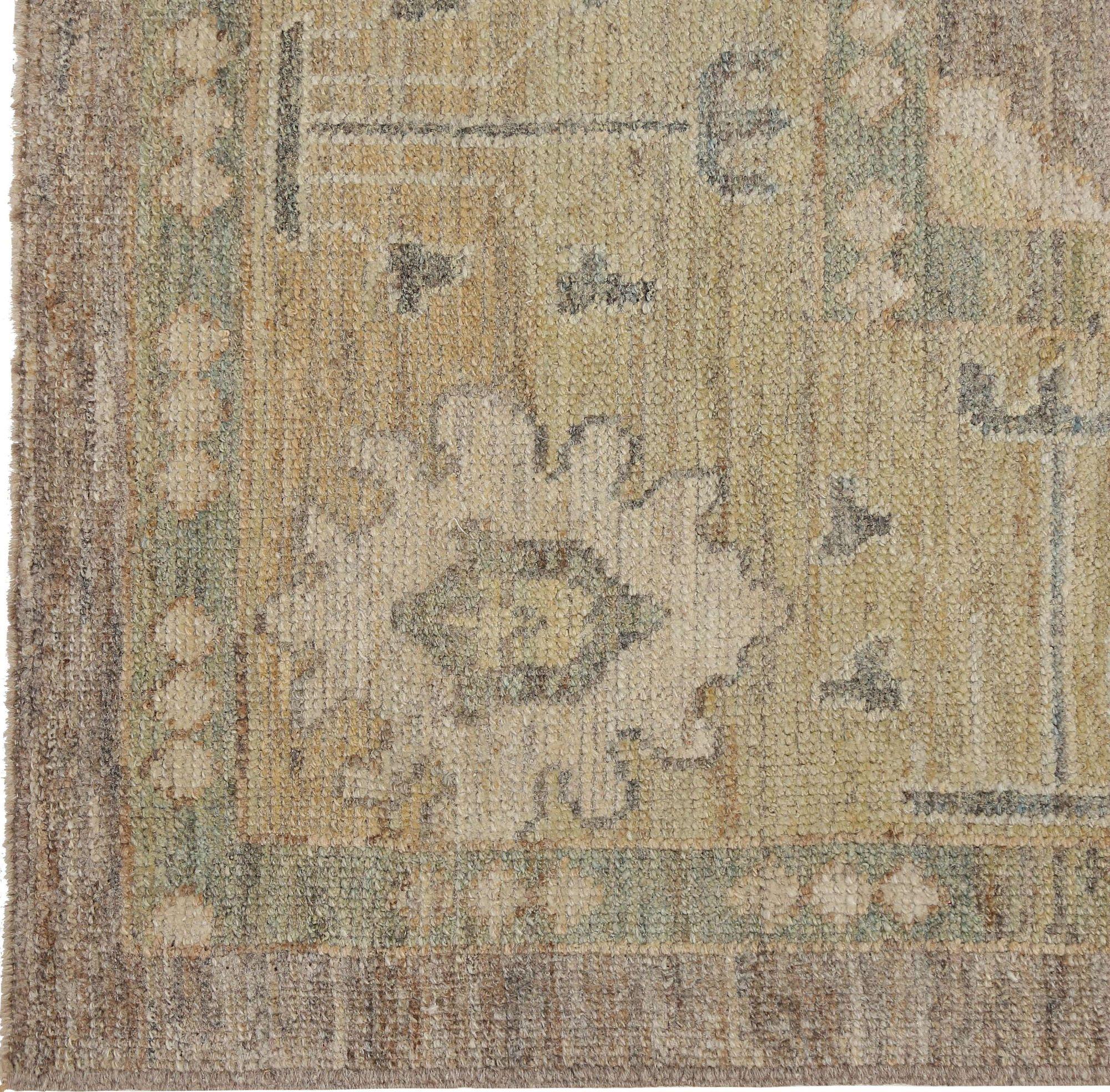 Scopri l'eleganza dell'Afghanistan Oushak con i tappeti per l'area CIRCA del 1990. Progettato in lana e marrone, questo design esclusivo è perfetto per valorizzare il tuo spazio.