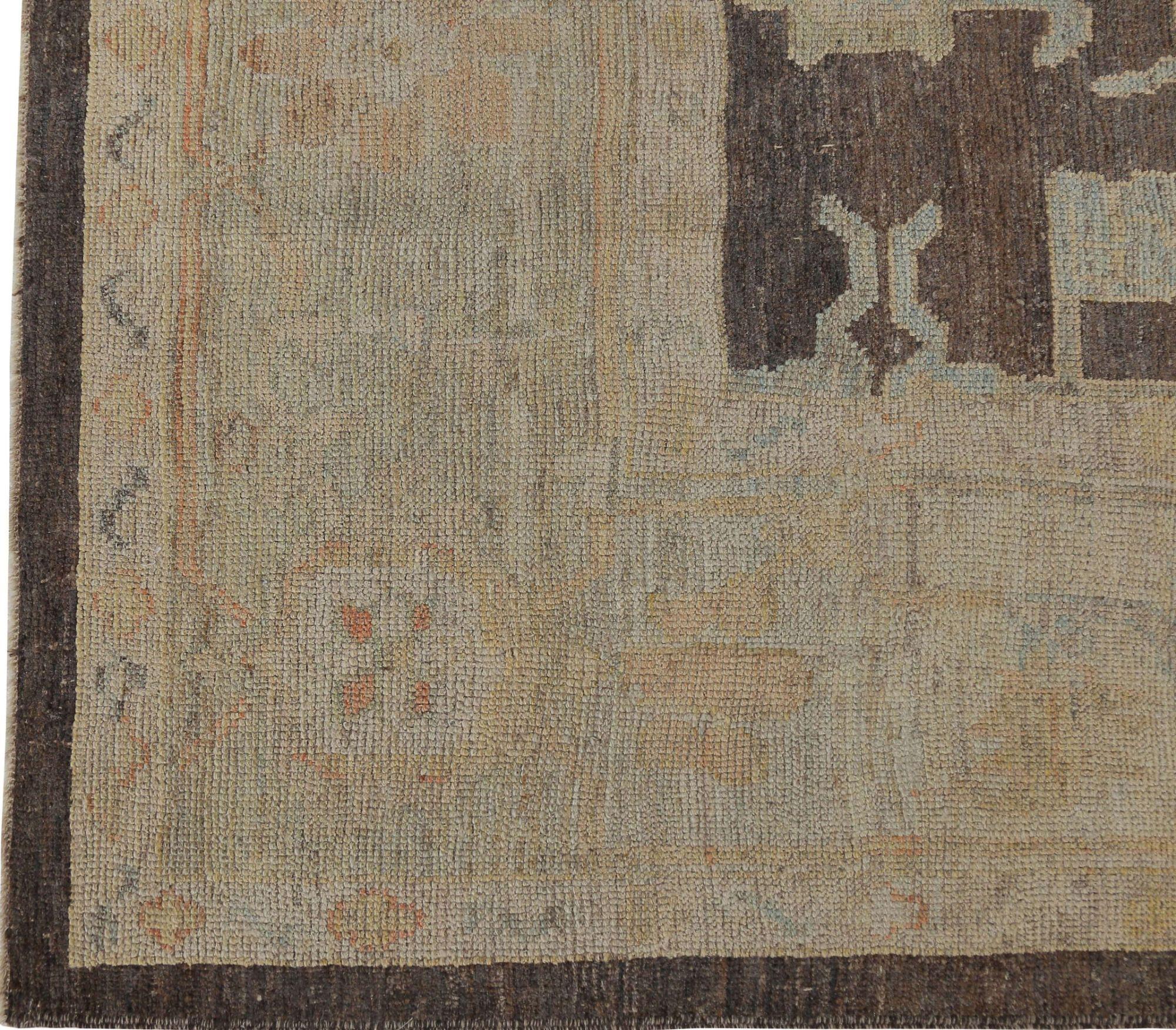 Scopri l'eleganza dell'Afghanistan Oushak con i tappeti per l'area CIRCA del 1990. Progettato in lana e marrone, questo design esclusivo è perfetto per valorizzare il tuo spazio.