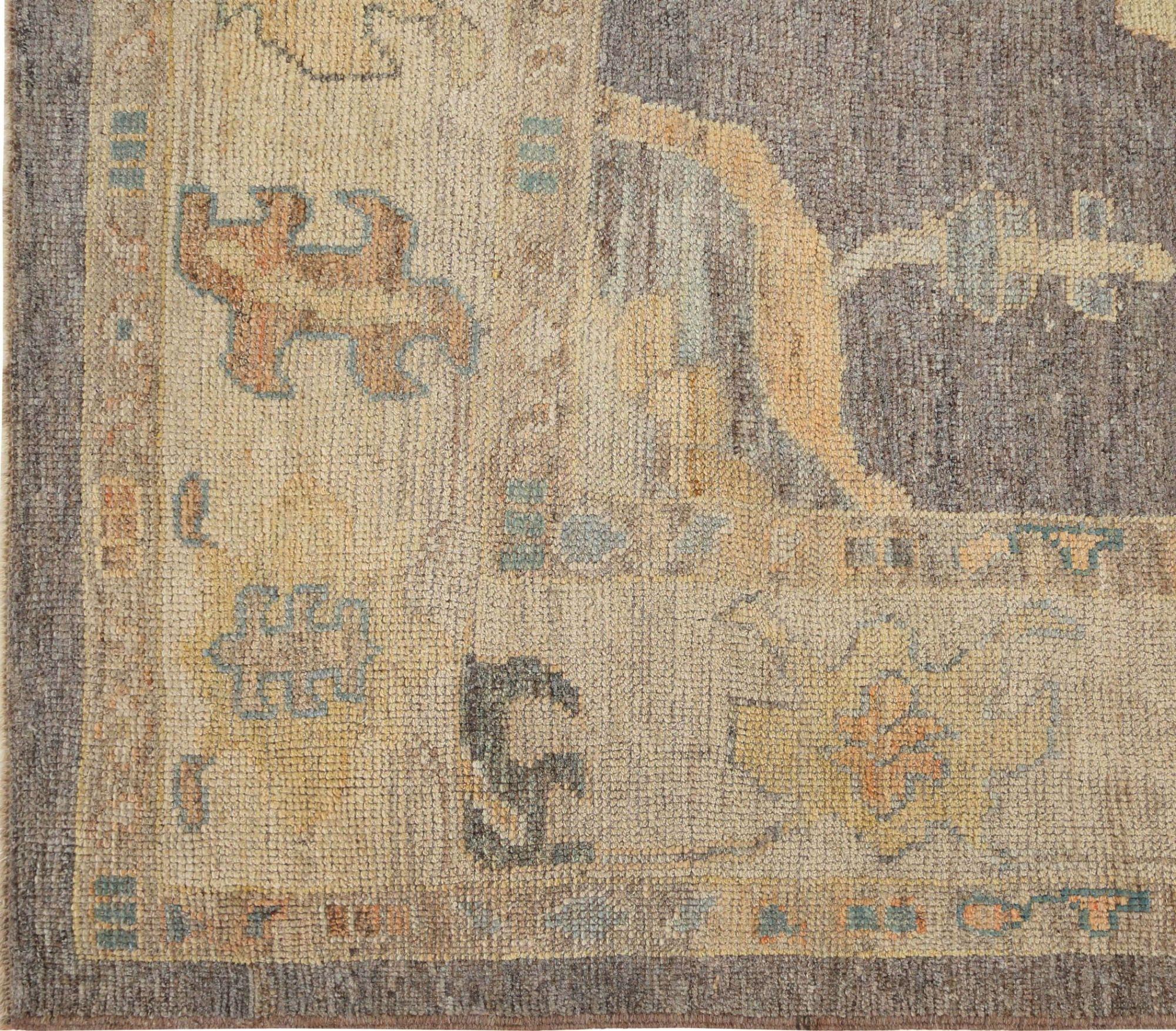 Scopri l'eleganza dell'Afghanistan Oushak con i tappeti per l'area CIRCA del 1990. Progettato in lana e marrone, questo design esclusivo è perfetto per valorizzare il tuo spazio.