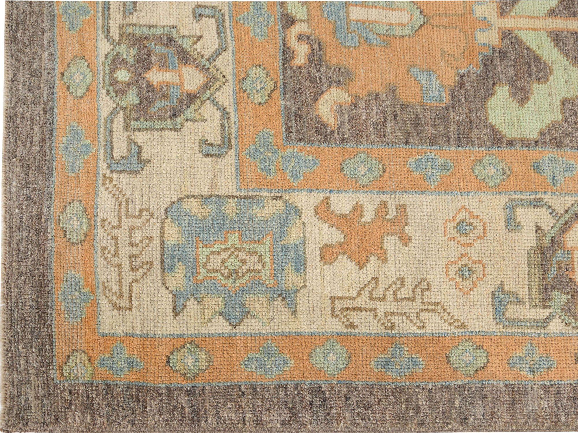 Scopri l'eleganza dell'Afghanistan Oushak con i tappeti per l'area CIRCA del 1990. Progettato in lana e marrone, questo design esclusivo è perfetto per valorizzare il tuo spazio.