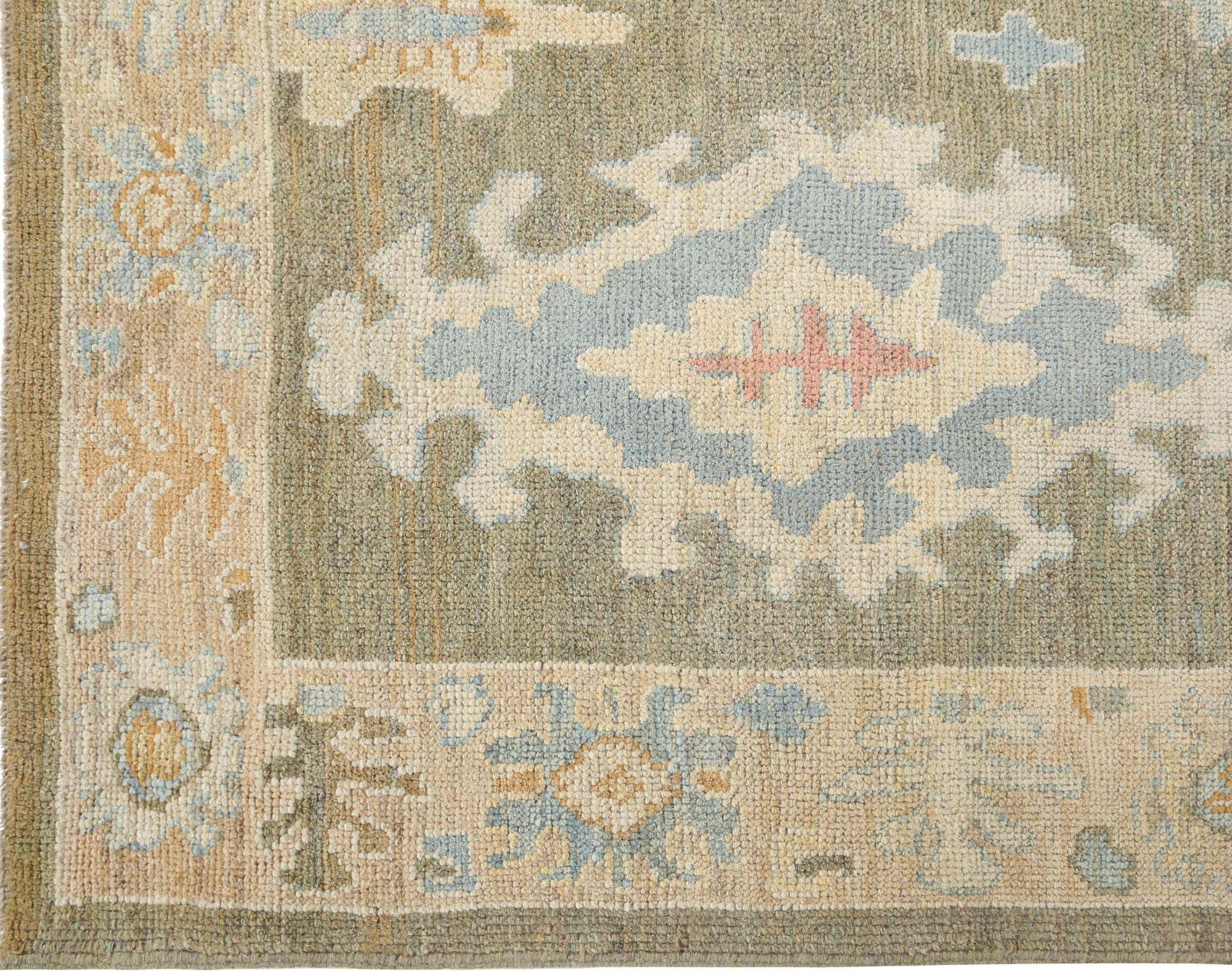 Descubre la elegancia de las alfombras Oushak de Afganistán de Circa 1990. Diseñado con lana y marrón, este diseño exclusivo es perfecto para realzar tu espacio.