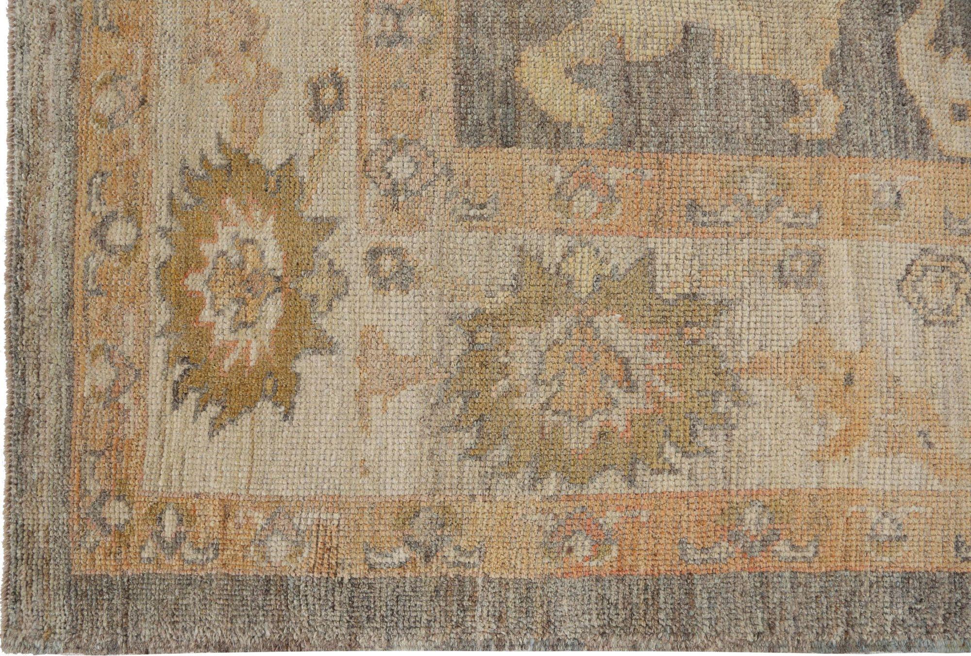 Descubre la elegancia de las alfombras Oushak de Afganistán de Circa 1990. Diseñado con lana y marrón, este diseño exclusivo es perfecto para realzar tu espacio.