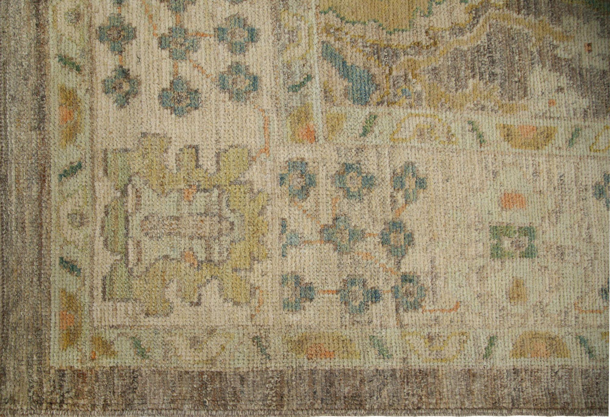 Scopri l'eleganza dell'Afghanistan Oushak con i tappeti per l'area CIRCA del 1990. Progettato in lana e marrone, questo design esclusivo è perfetto per valorizzare il tuo spazio.
