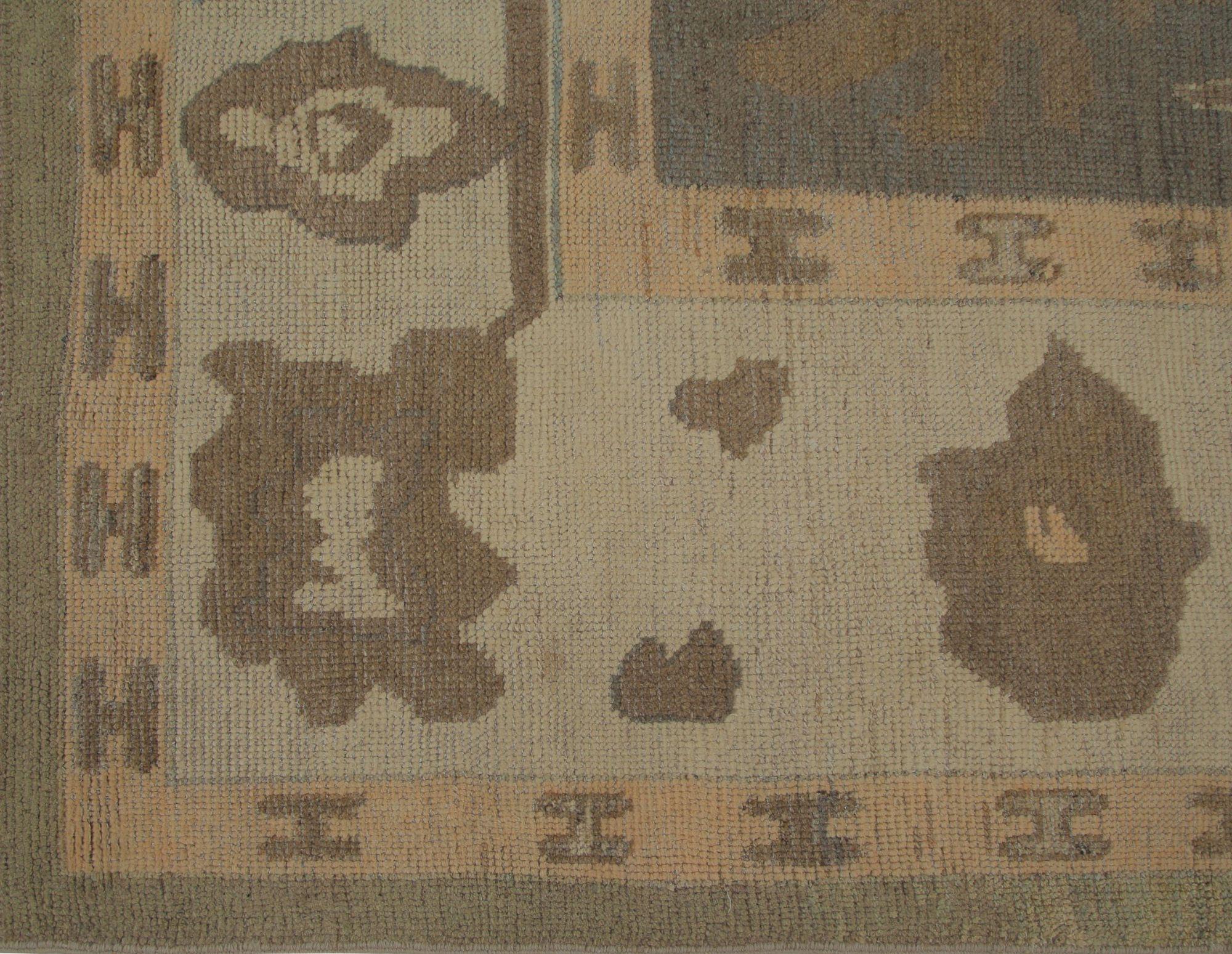 Scopri l'eleganza dell'Afghanistan Oushak con i tappeti per l'area CIRCA del 1990. Progettato in lana e marrone, questo design esclusivo è perfetto per valorizzare il tuo spazio.