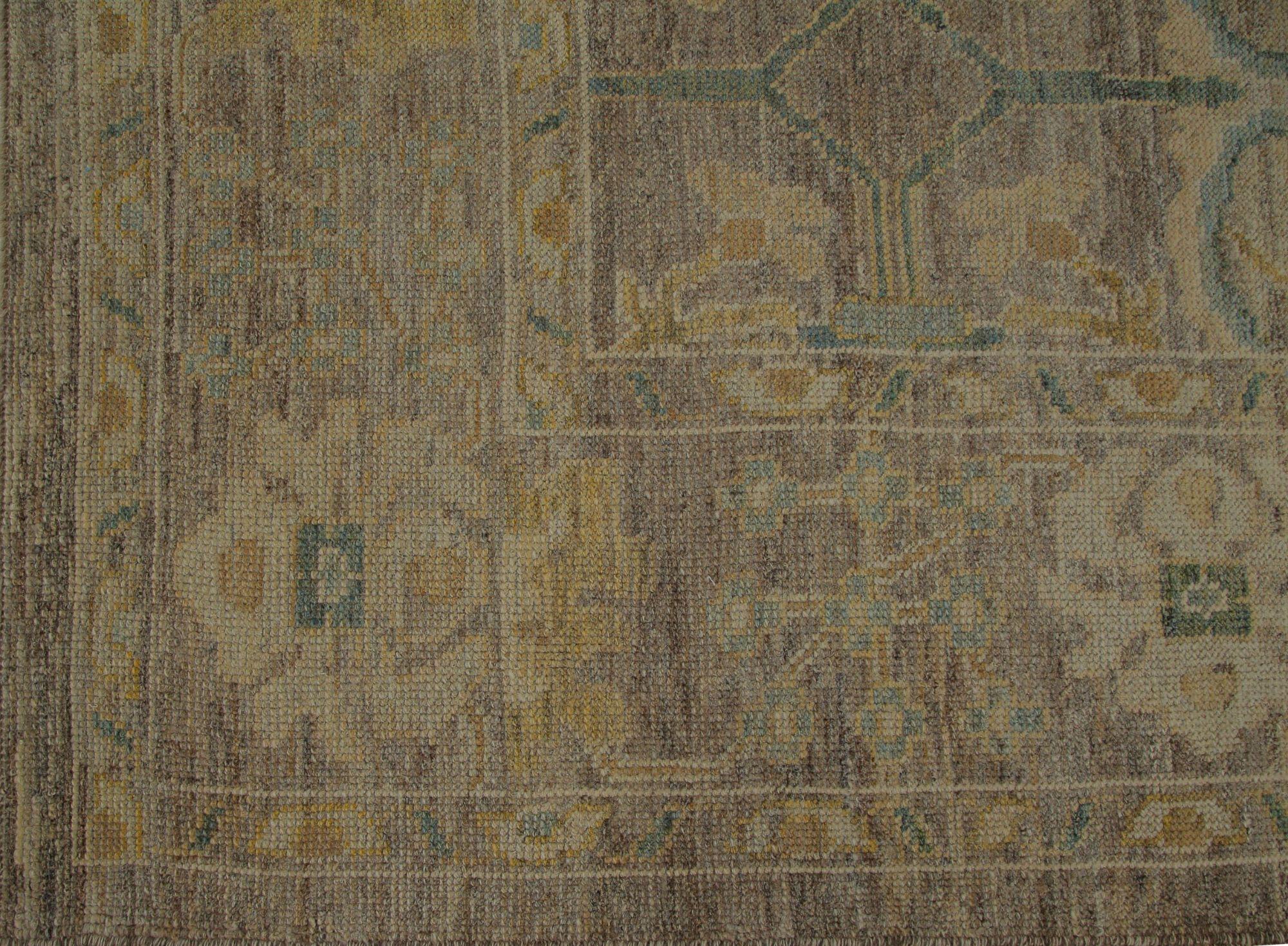 Scopri l'eleganza dell'Afghanistan Oushak con i tappeti per l'area CIRCA del 1990. Progettato in lana e marrone, questo design esclusivo è perfetto per valorizzare il tuo spazio.