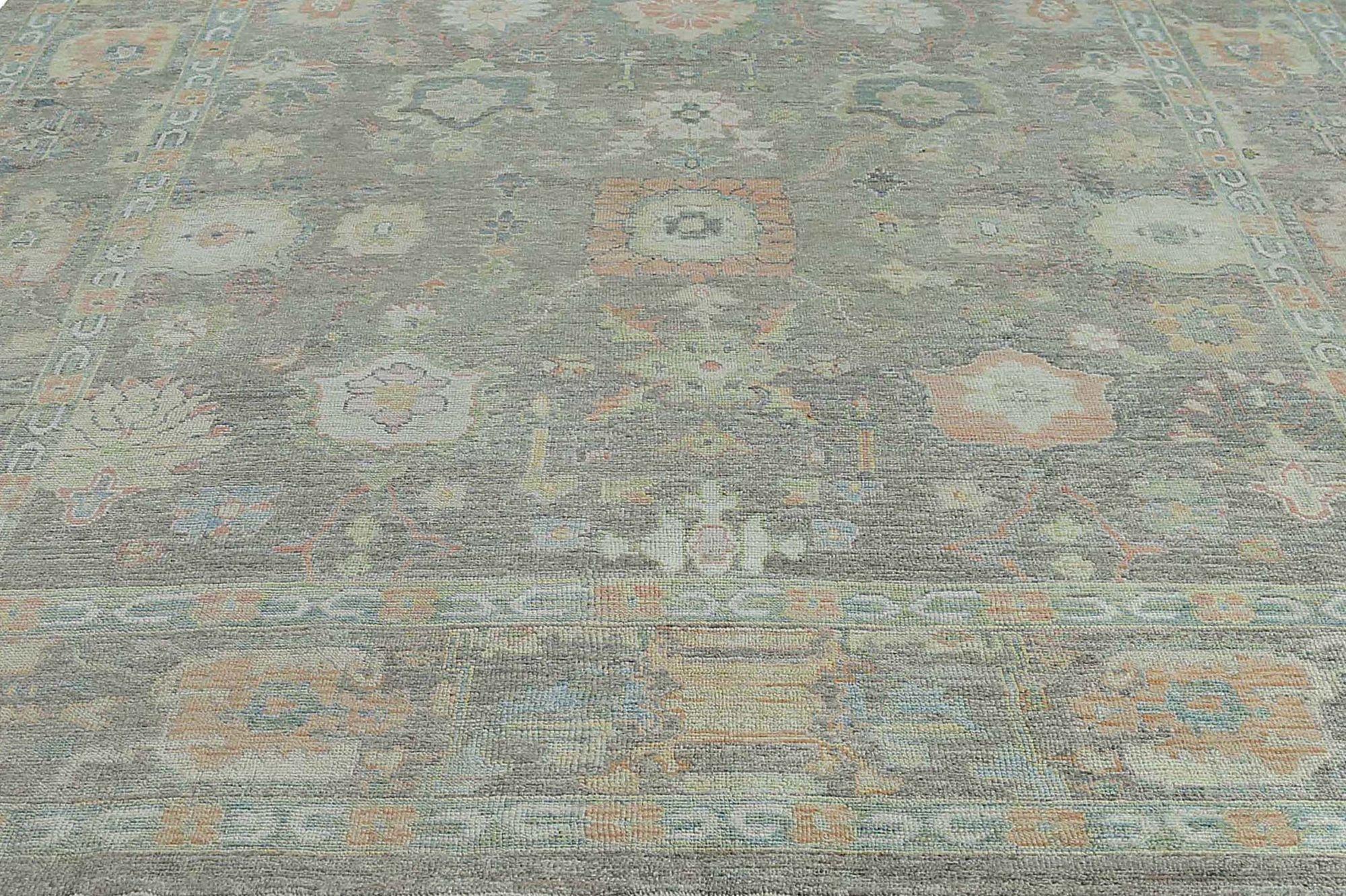 Descubre la elegancia de las alfombras Oushak de Afganistán de Circa 1990. Diseñado con lana y marrón, este diseño exclusivo es perfecto para realzar tu espacio.