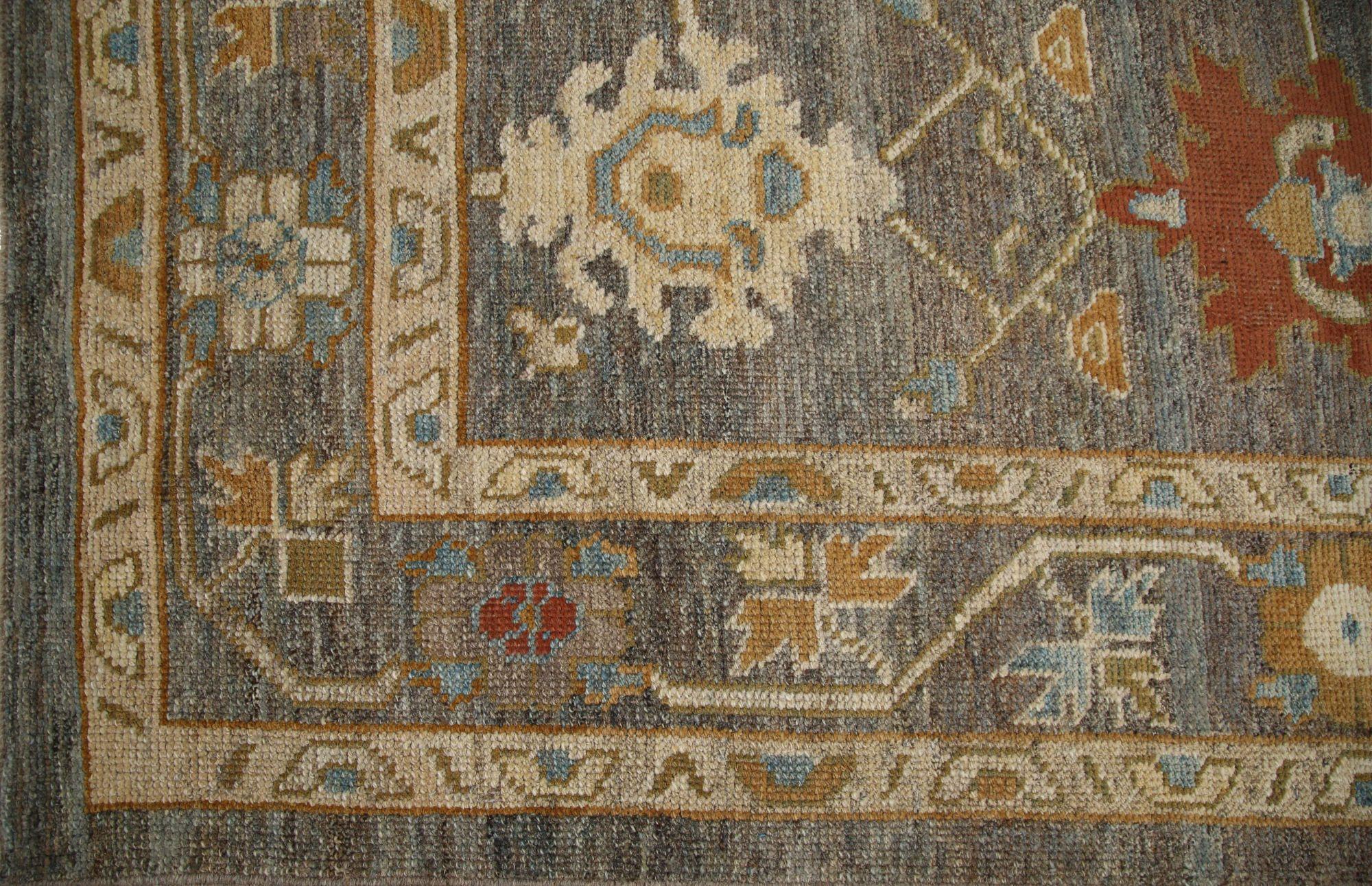 Entdecken Sie die Eleganz von Afghanistan Oushak mit Teppichen von Circa 1990. Dieses exklusive Design aus Wolle und BrownGray ist perfekt, um Ihren Raum zu verschönern.
