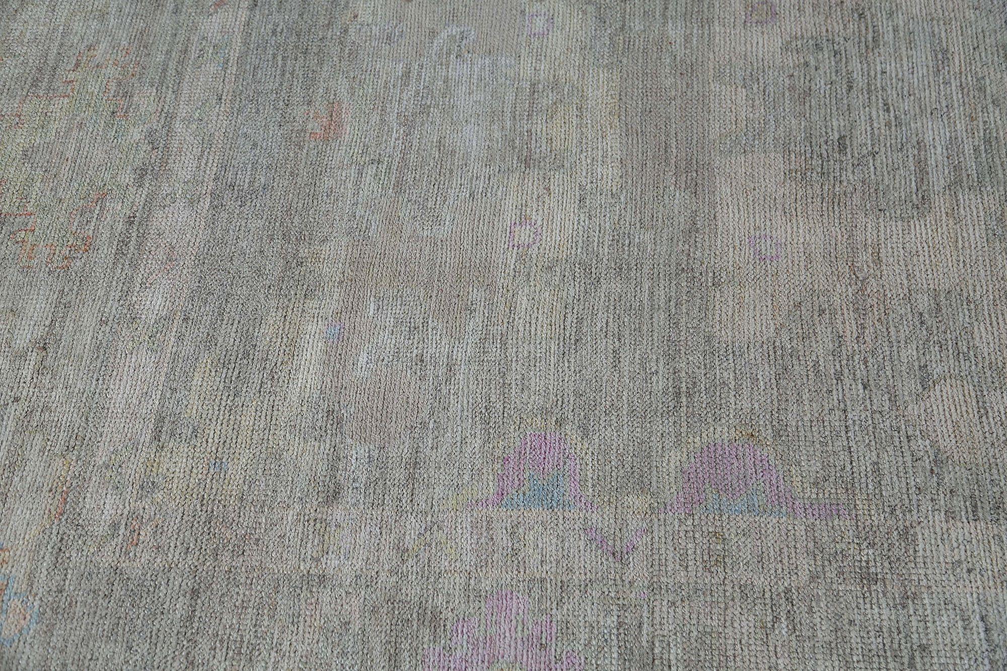 Descubre la elegancia de las alfombras Oushak de Afganistán de Circa 1990. Diseñado con lana y marrón-verde-marfil, este diseño exclusivo es perfecto para realzar tu espacio.