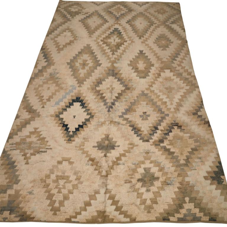 Scopri l'eleganza dell'Afghanistan Oushak con i tappeti per l'area CIRCA del 1990. Progettato in lana e marrone-avorio, questo design esclusivo è perfetto per valorizzare il tuo spazio.