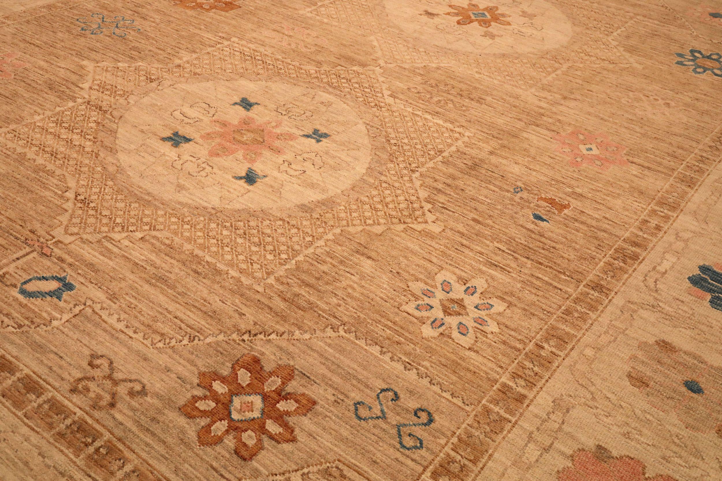 Scopri l'eleganza dell'Afghanistan Oushak con i tappeti per l'area CIRCA del 1990. Progettato in lana e marrone-avorio, questo design esclusivo è perfetto per valorizzare il tuo spazio.