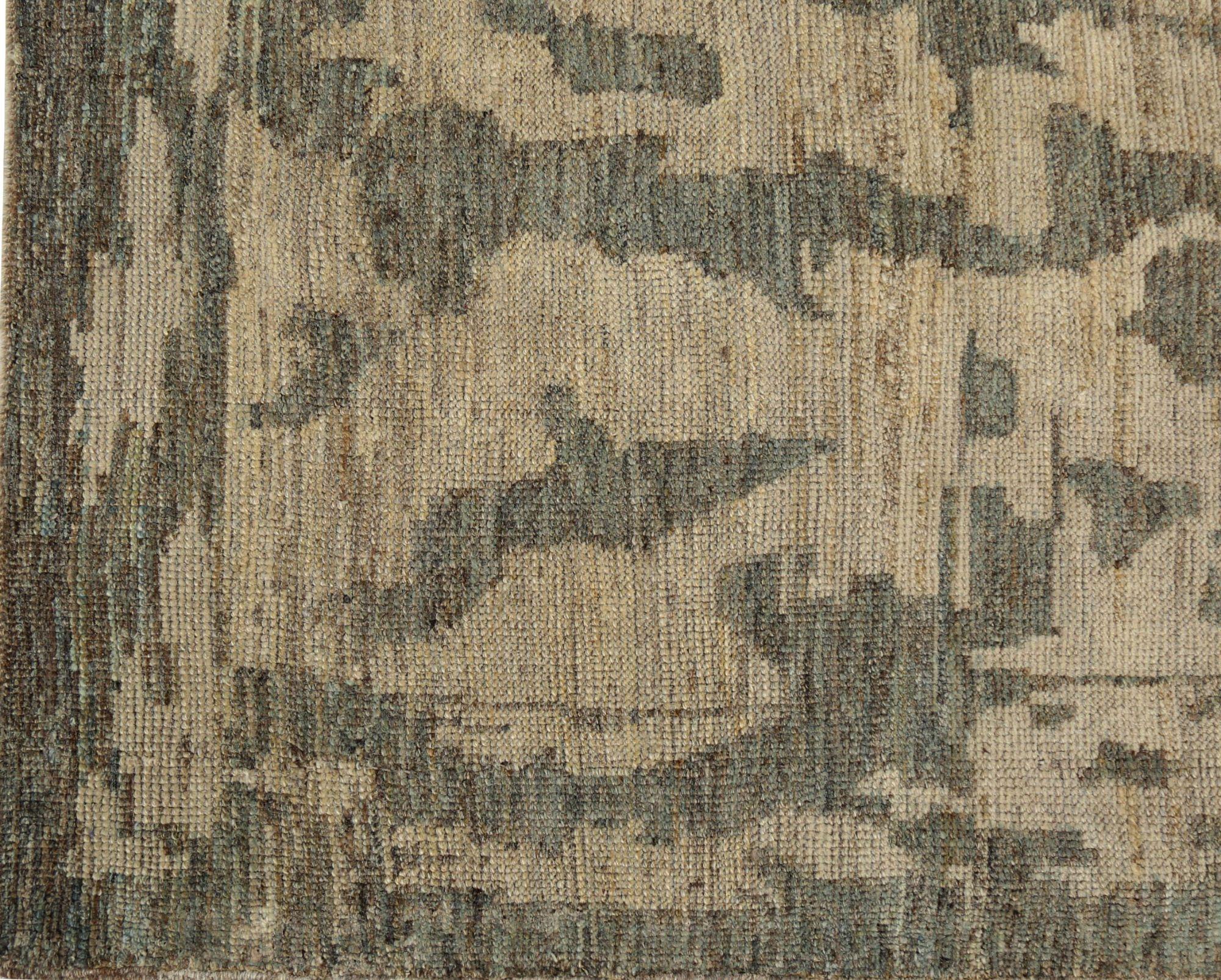 Entdecken Sie die Eleganz von Afghanistan Oushak mit Teppichen von Circa 1990. Dieses exklusive Design aus Wolle und Braun-Elfenbein ist perfekt, um Ihren Raum zu verschönern.