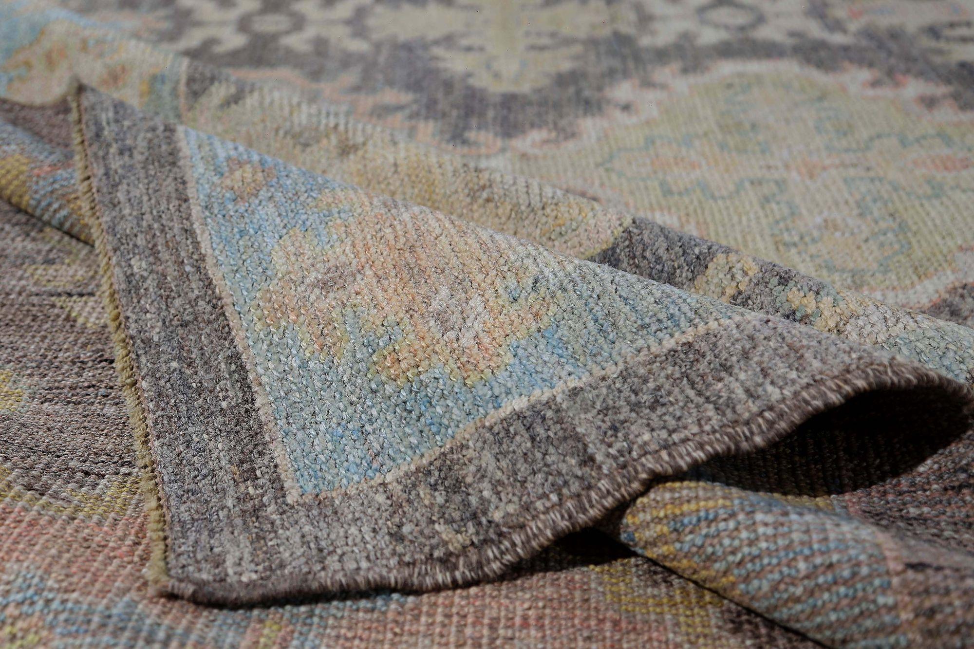 Entdecken Sie die Eleganz von Afghanistan Oushak mit Teppichen von Circa 1990. Dieses exklusive Design aus Wolle in den Farben Braun, Elfenbein und Hellblau ist perfekt, um Ihren Raum zu verschönern.