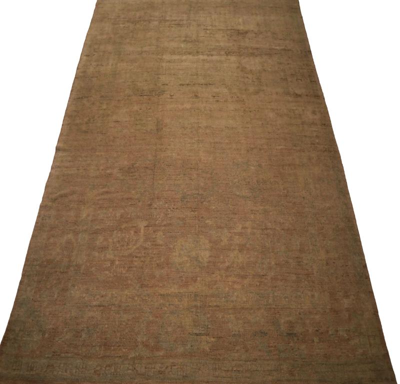 Scopri l'eleganza dell'Afghanistan Oushak con i tappeti per l'area CIRCA del 1990. Progettato con Lana e Marrone-Taupe, questo design esclusivo è perfetto per valorizzare il tuo spazio.