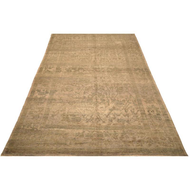 Scopri l'eleganza dell'Afghanistan Oushak con i tappeti per l'area CIRCA del 1990. Progettato con Lana e Marrone-Taupe, questo design esclusivo è perfetto per valorizzare il tuo spazio.