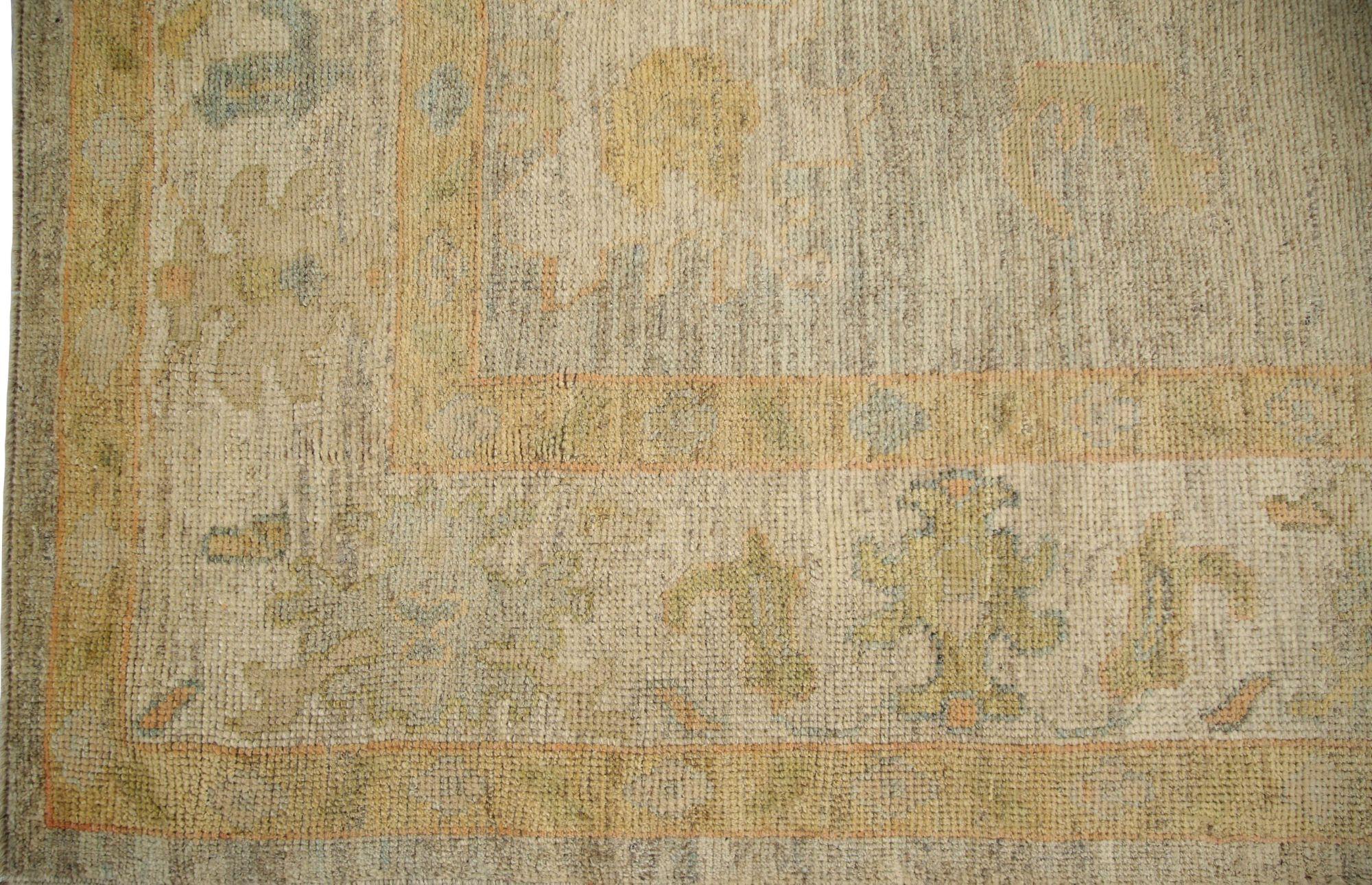 Scopri l'eleganza dell'Afghanistan Oushak con i tappeti per l'area CIRCA del 1990. Progettato con Lana e Marrone-Taupe, questo design esclusivo è perfetto per valorizzare il tuo spazio.