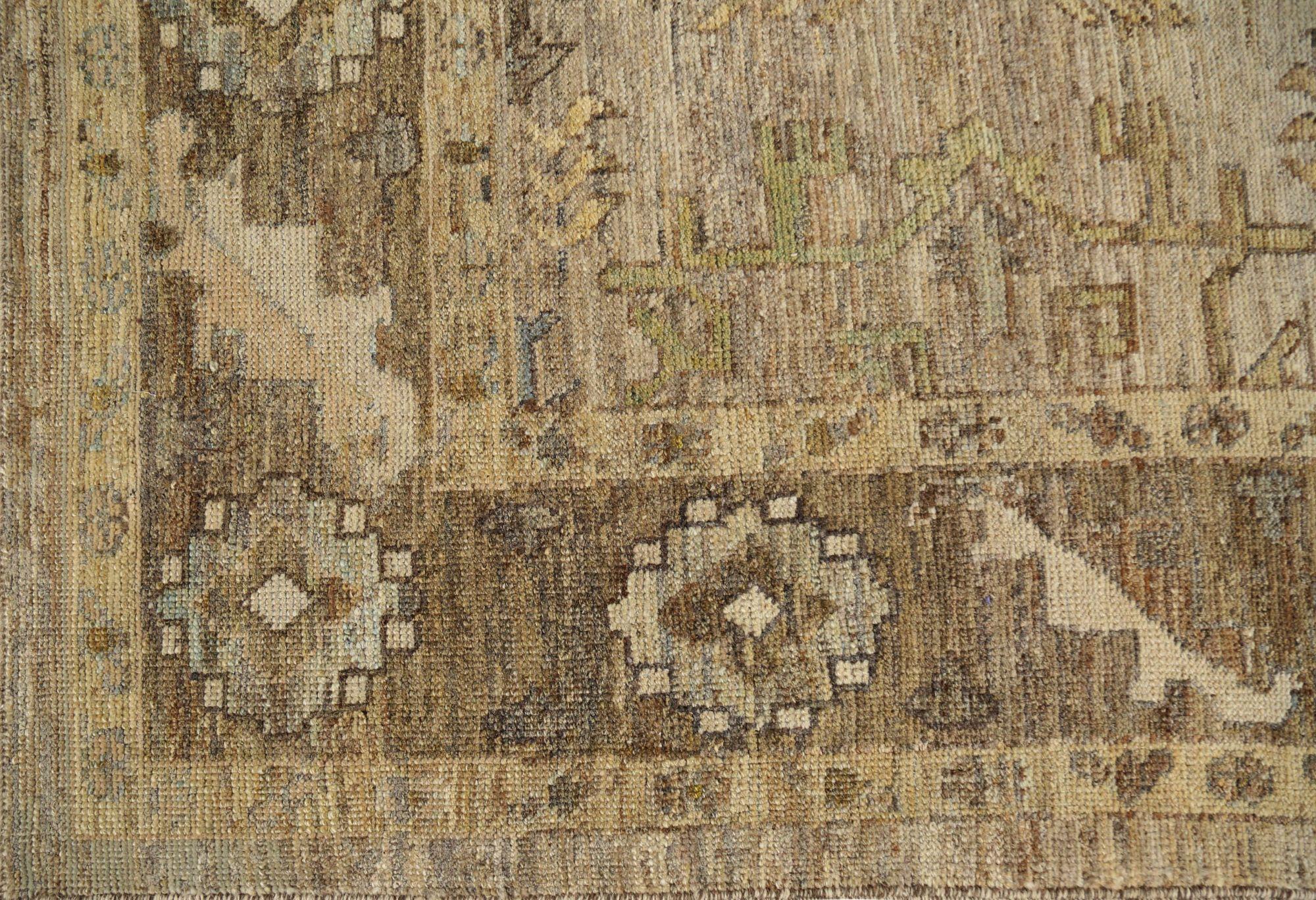 Scopri l'eleganza dell'Afghanistan Oushak con i tappeti per l'area CIRCA del 1990. Progettato con Lana e Marrone-Taupe, questo design esclusivo è perfetto per valorizzare il tuo spazio.