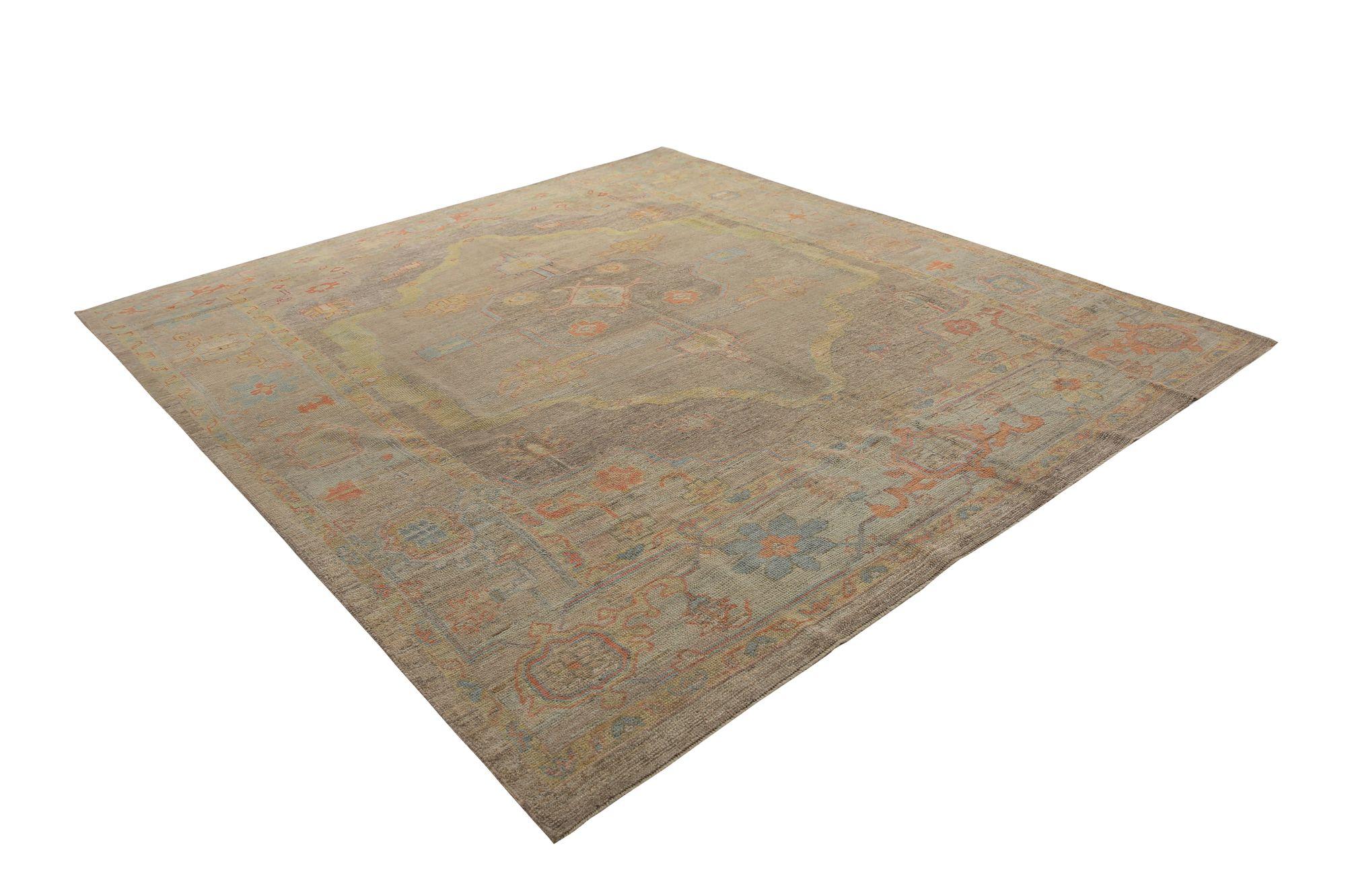 Scopri l'eleganza dell'Afghanistan Oushak con i tappeti per l'area CIRCA del 1990. Progettato con Lana e Marrone-Taupe, questo design esclusivo è perfetto per valorizzare il tuo spazio.