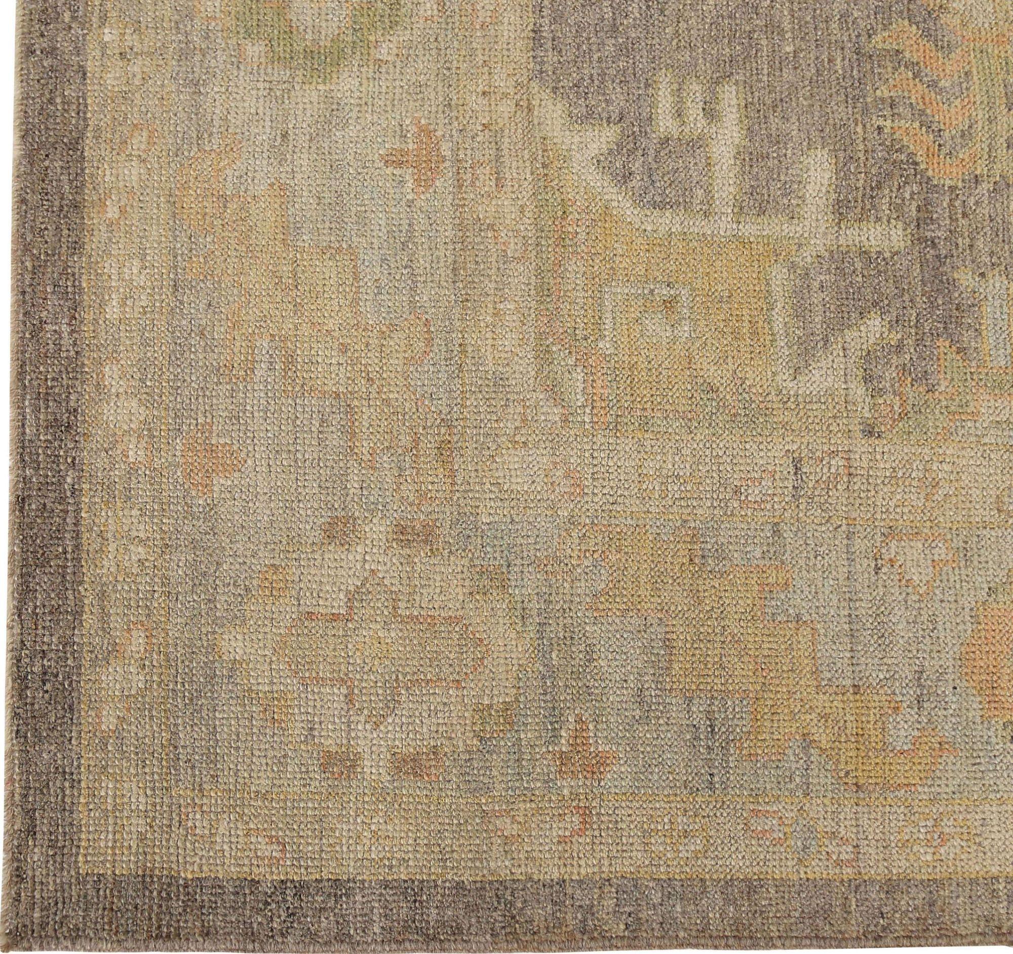 Scopri l'eleganza dell'Afghanistan Oushak con i tappeti per l'area CIRCA del 1990. Progettato con lana e terracotta marrone, questo design esclusivo è perfetto per valorizzare il tuo spazio.