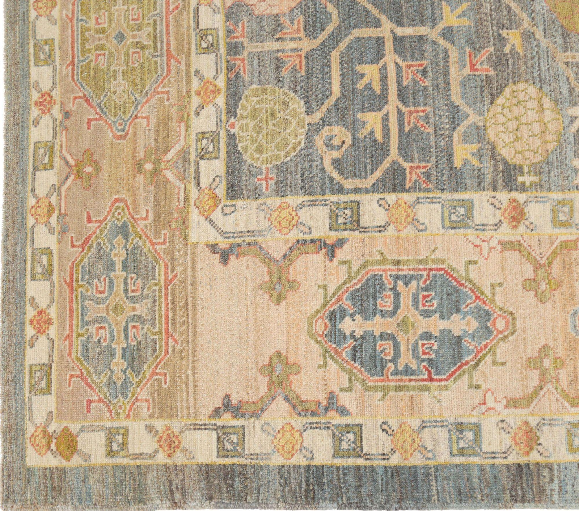 Entdecken Sie die Eleganz von Afghanistan Oushak mit Teppichen von Circa 1990. Dieses exklusive Design aus Wolle und Grau ist perfekt, um Ihren Raum zu verschönern.