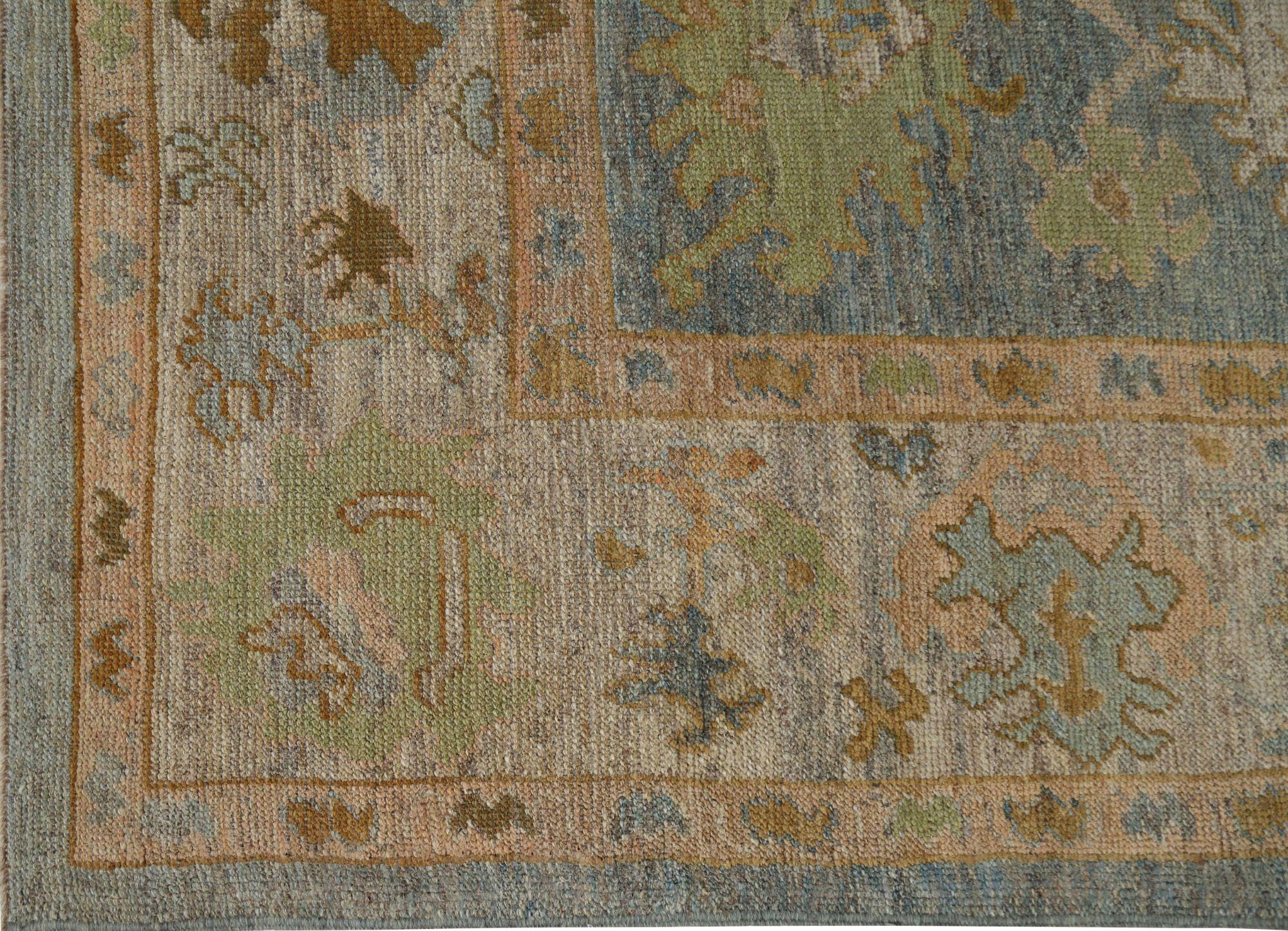 Entdecken Sie die Eleganz von Afghanistan Oushak mit Teppichen von Circa 1990. Dieses exklusive Design aus Wolle und Grau ist perfekt, um Ihren Raum zu verschönern.