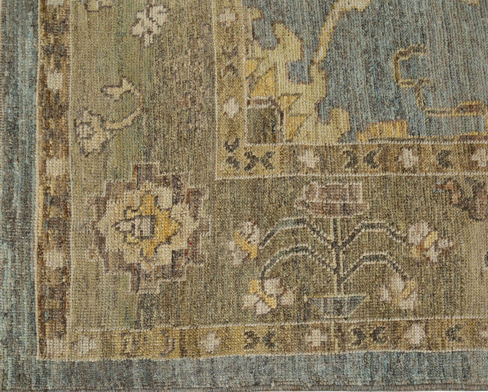 Entdecken Sie die Eleganz von Afghanistan Oushak mit Teppichen von Circa 1990. Dieses exklusive Design aus Wolle und Grau ist perfekt, um Ihren Raum zu verschönern.