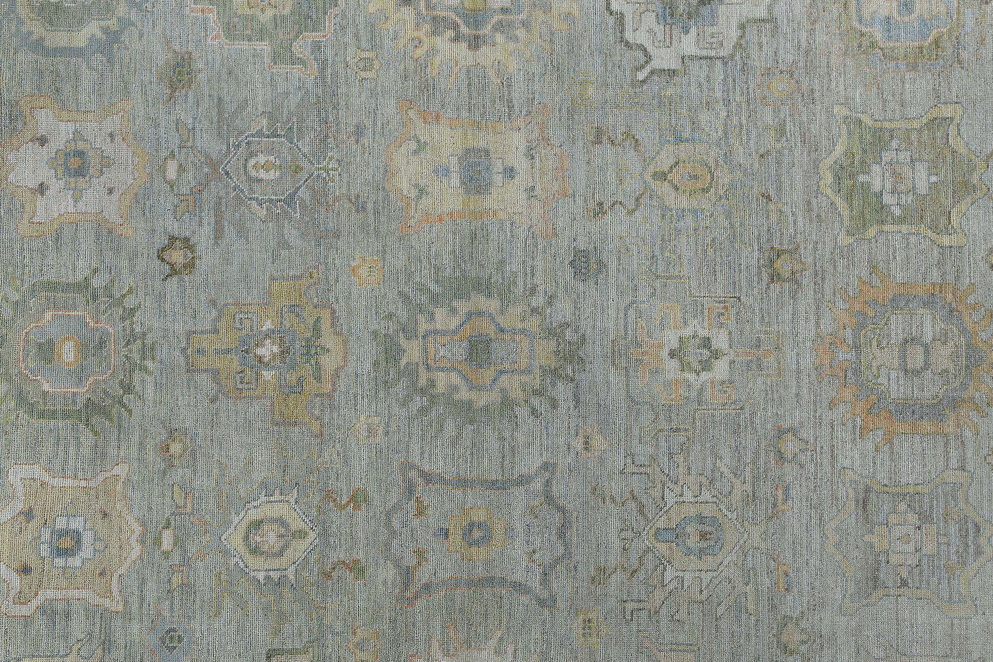 Entdecken Sie die Eleganz von Afghanistan Oushak mit Teppichen von Circa 1990. Dieses exklusive Design aus Wolle und Grau ist perfekt, um Ihren Raum zu verschönern.