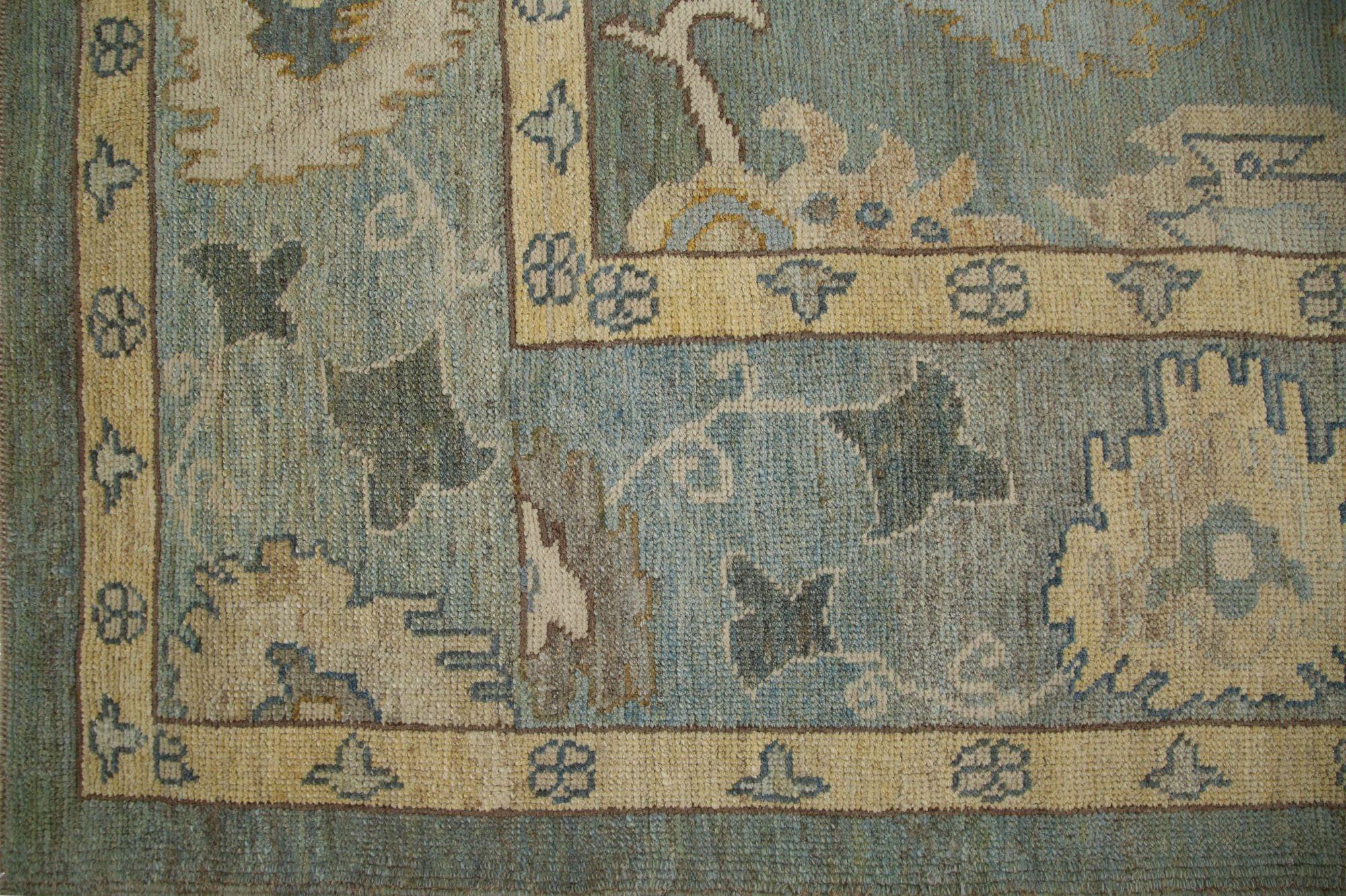 Descubre la elegancia de las alfombras Oushak de Afganistán de Circa 1990. Diseñado con Lana y GrisVerde, este diseño exclusivo es perfecto para realzar tu espacio.