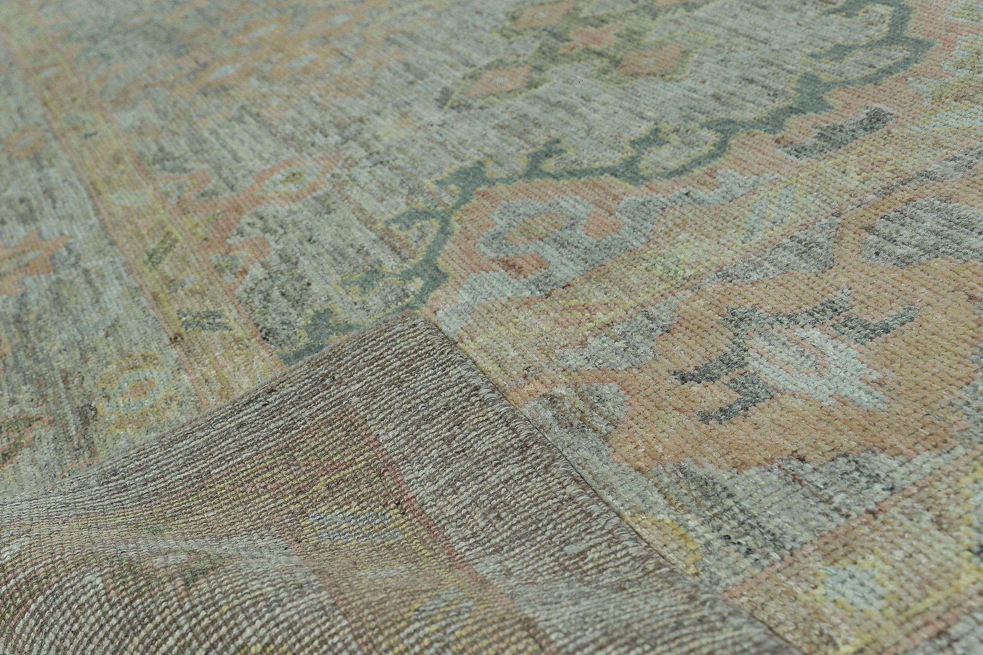 Entdecken Sie die Eleganz von Afghanistan Oushak mit Teppichen von Circa 1990. Dieses exklusive Design aus Wolle und GrayGreenPink ist perfekt, um Ihren Raum zu verschönern.