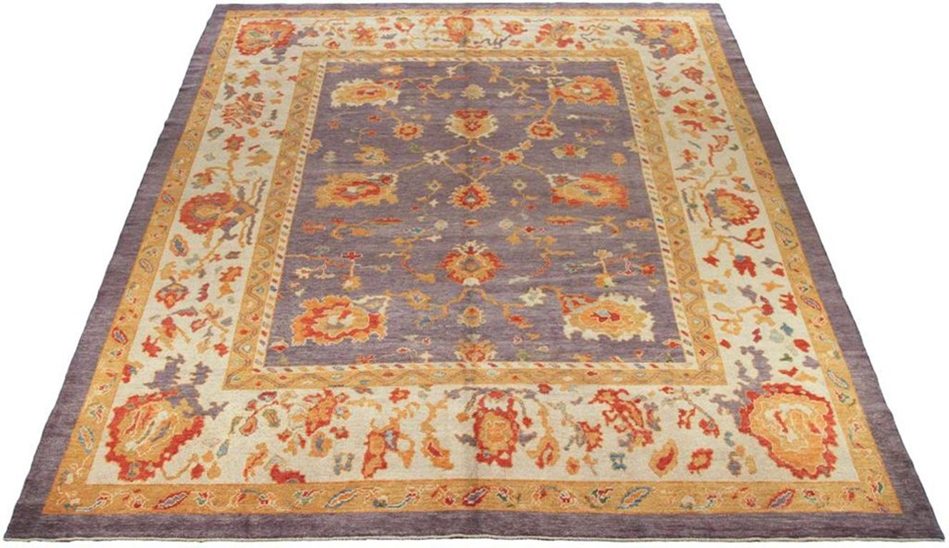 Scopri l'eleganza dell'Afghanistan Oushak con i tappeti per l'area CIRCA del 1990. Progettato con lana e grigio-avorio-rosso-giallo, questo design esclusivo è perfetto per valorizzare il tuo spazio.