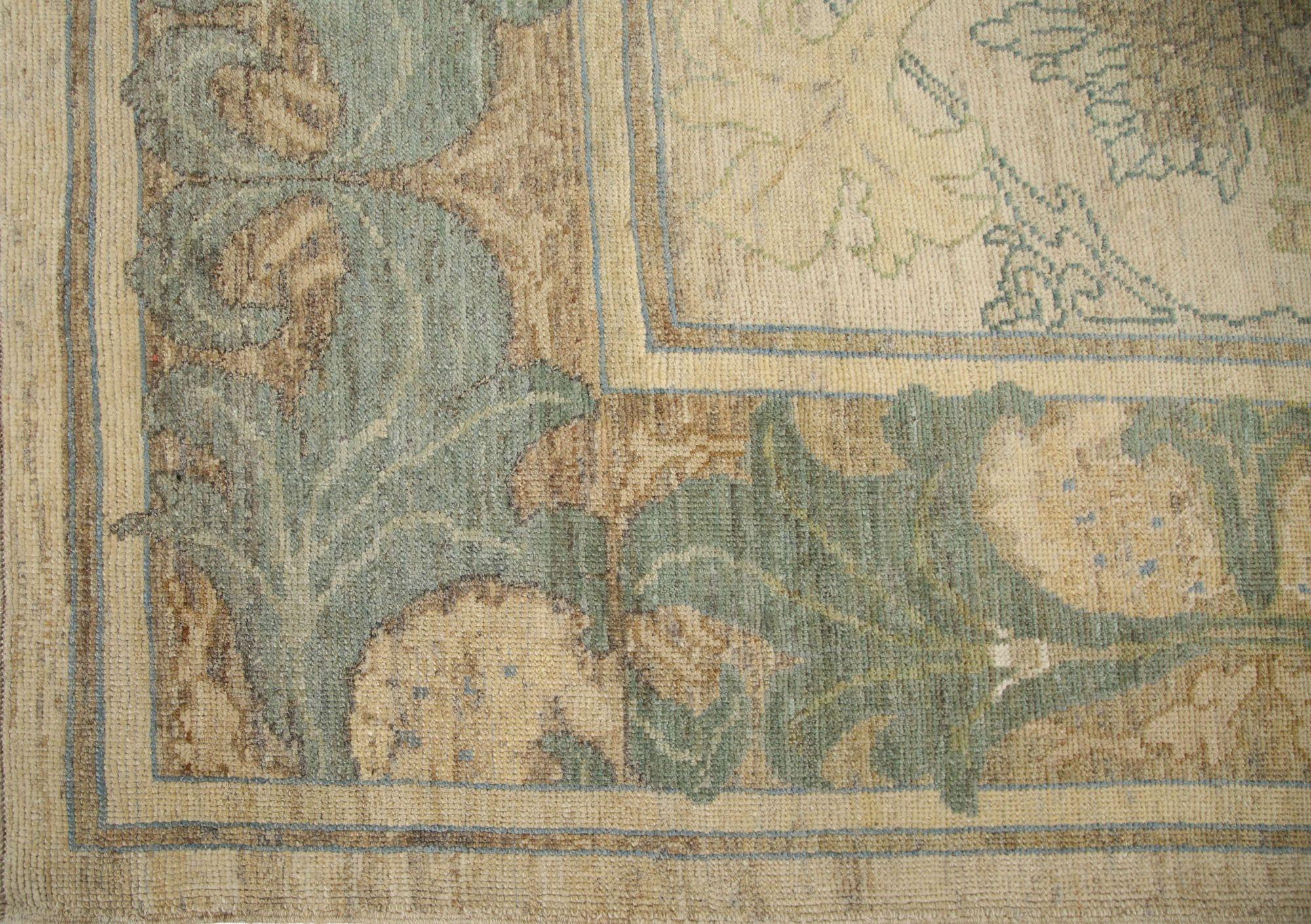 Descubre la elegancia de las alfombras Oushak de Afganistán de Circa 1990. Diseñado con lana y gris-marfil-amarillo, este diseño exclusivo es perfecto para realzar tu espacio.