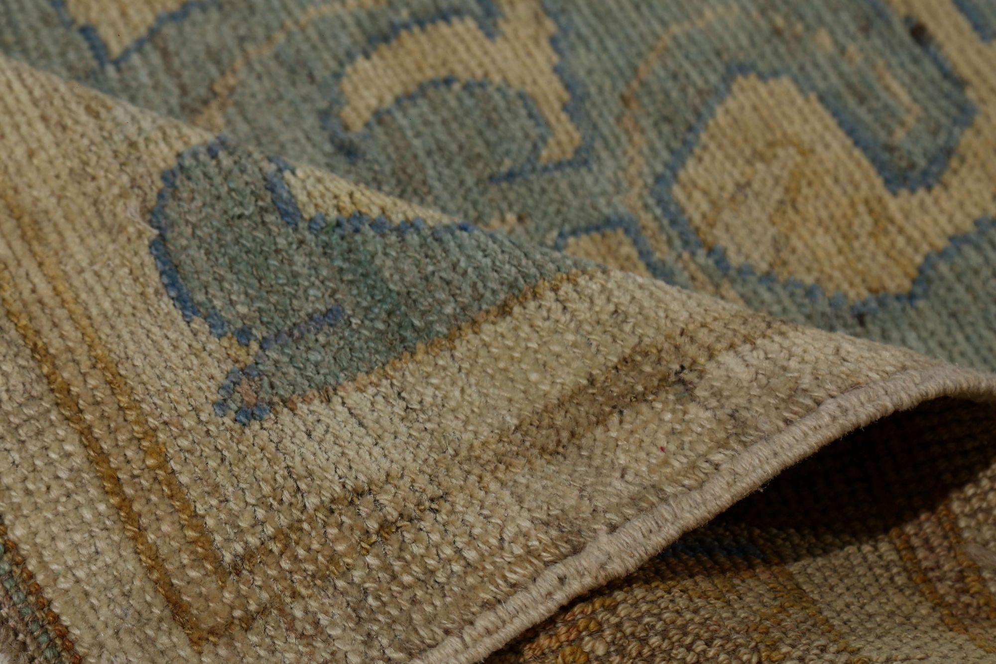 Entdecken Sie die Eleganz von Afghanistan Oushak mit Teppichen von Circa 1990. Dieses exklusive Design aus Wolle und Grau-Elfenbein-Gelb ist perfekt, um Ihren Raum zu verschönern.