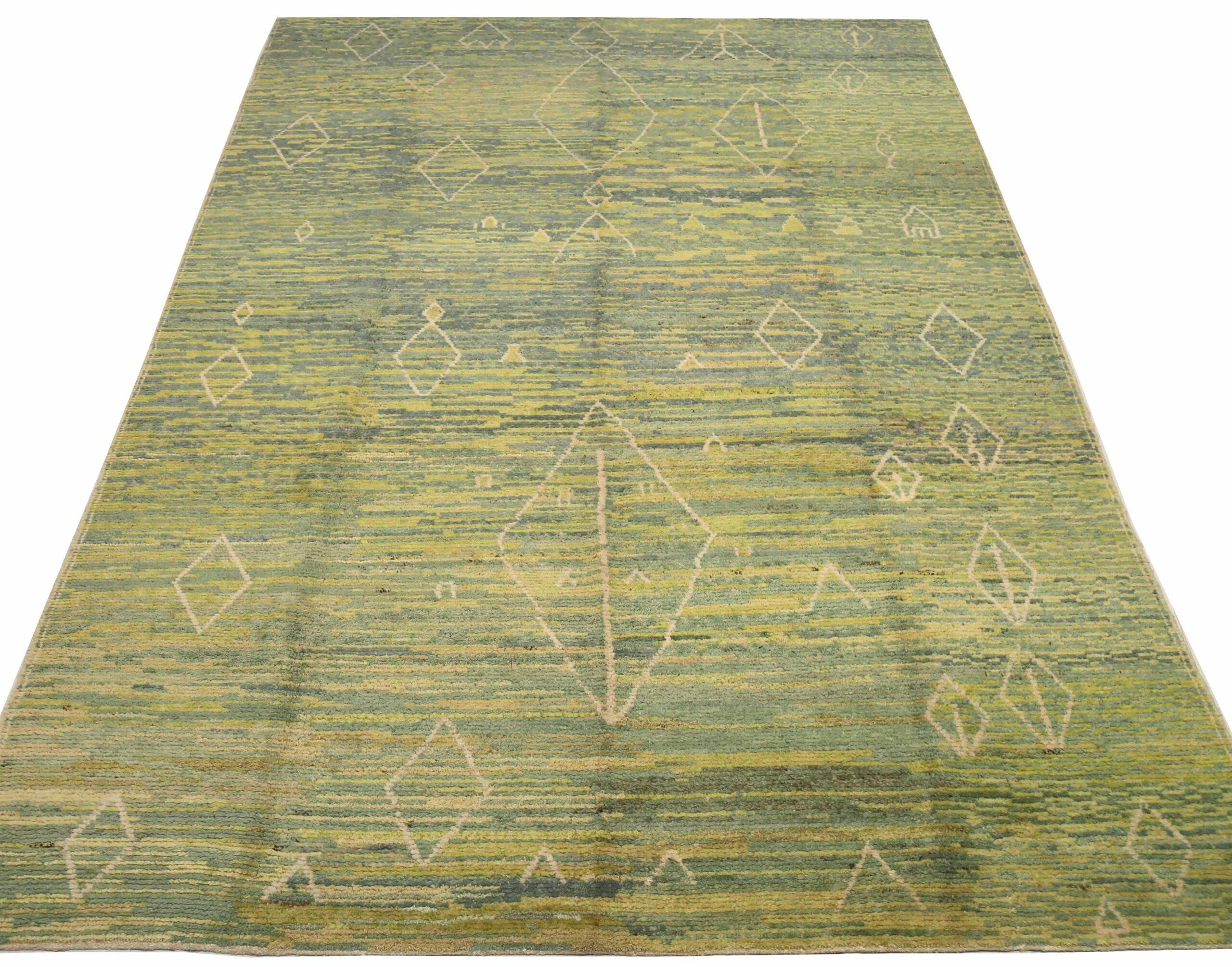 Descubre la elegancia de las alfombras Oushak de Afganistán de Circa 1990. Diseñado con lana y verde, este diseño exclusivo es perfecto para realzar tu espacio.