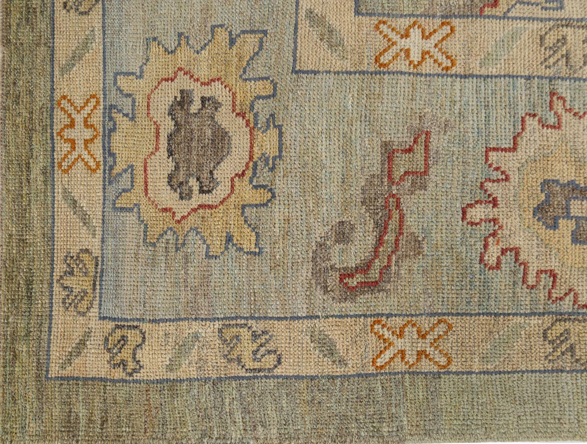 Descubre la elegancia de las alfombras Oushak de Afganistán de Circa 1990. Diseñado con lana y verde, este diseño exclusivo es perfecto para realzar tu espacio.