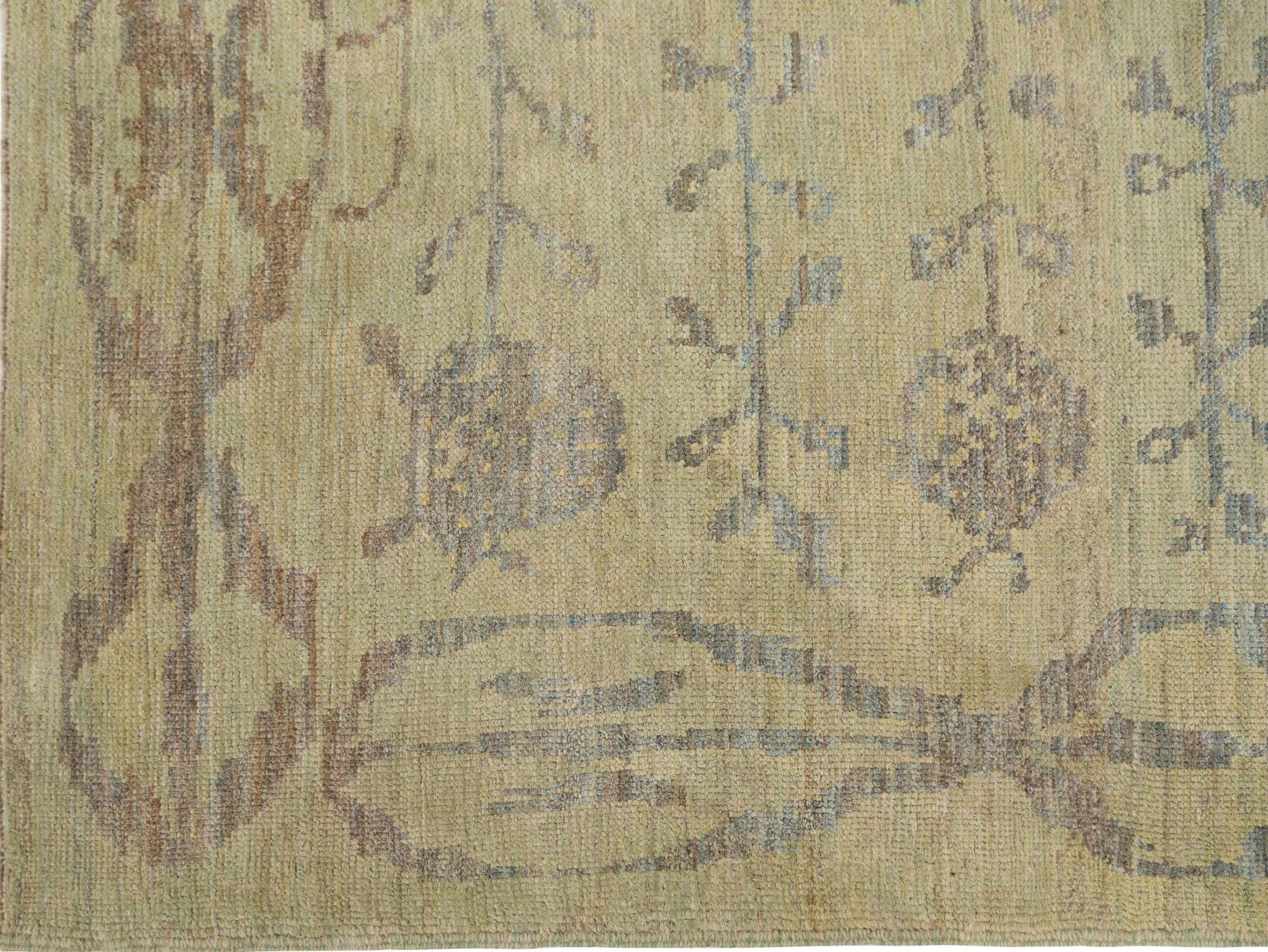 Découvrez l'élégance des tapis d'Afghanistan Oushak de Circa 1990. Conçu avec de la laine et du Design/One, ce design exclusif est parfait pour mettre en valeur votre espace.