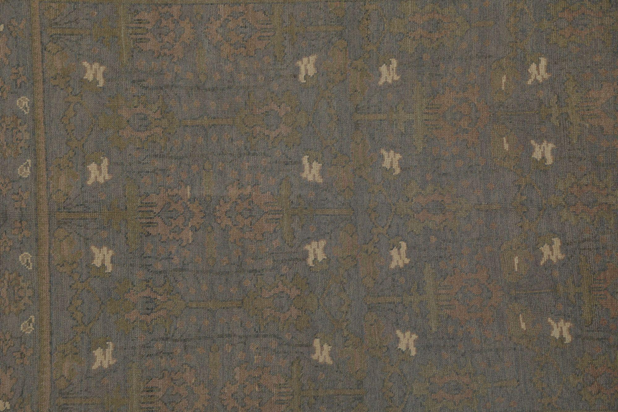 Entdecken Sie die Eleganz von Afghanistan Oushak mit Teppichen von Circa 1990. Dieses exklusive Design aus Wolle und GreenPinkPurpel ist perfekt, um Ihren Raum zu verschönern.