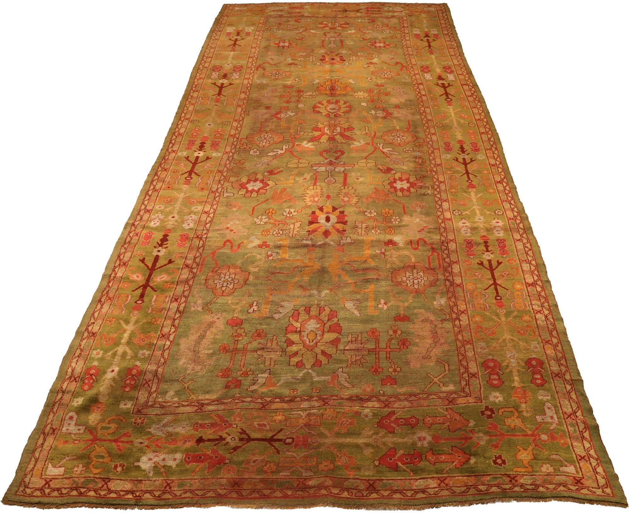 Descubre la elegancia de las alfombras Oushak de Afganistán de Circa 1880. Diseñado con lana y verde-rojo-amarillo, este diseño exclusivo es perfecto para realzar tu espacio.
