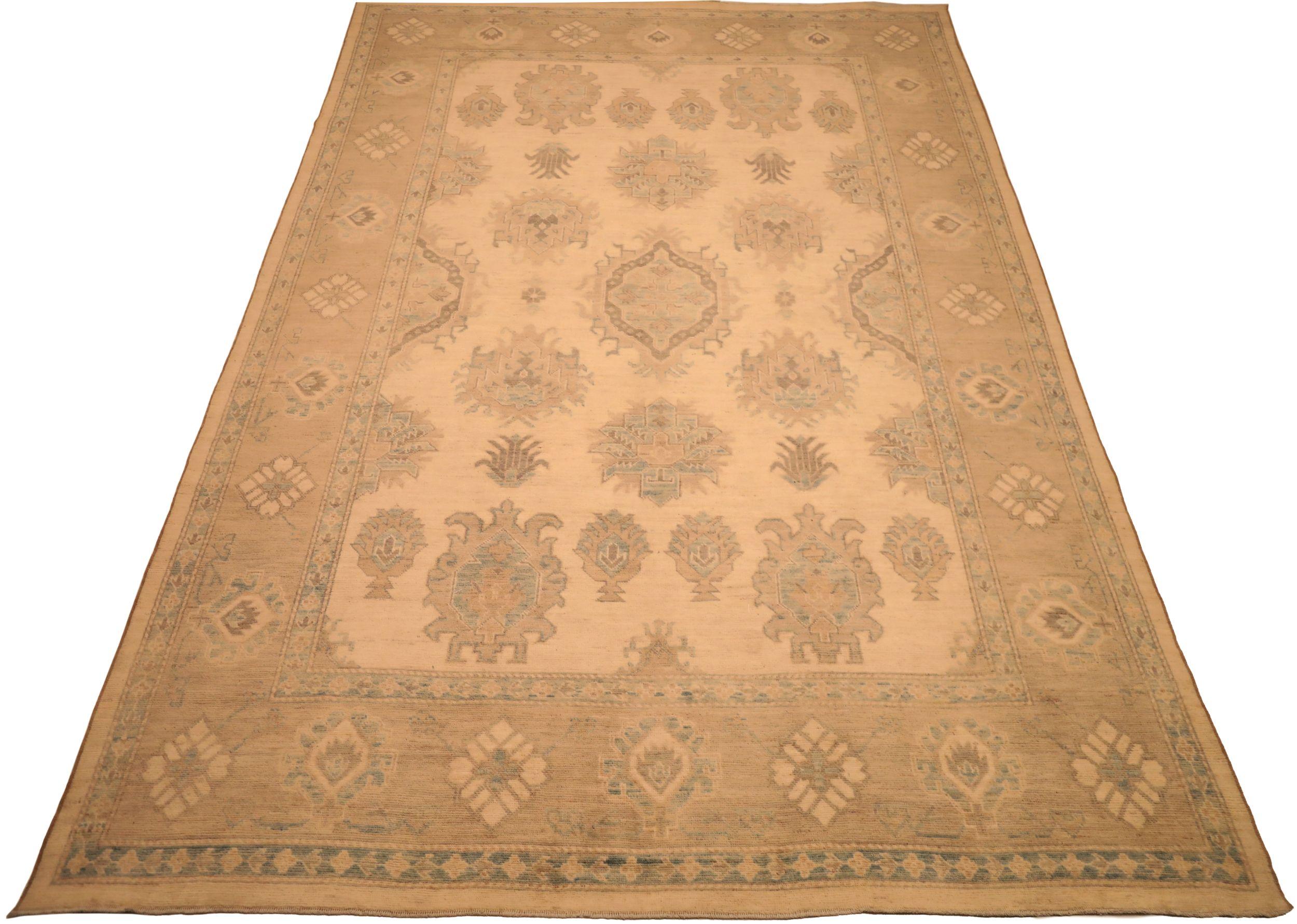 Entdecken Sie die Eleganz von Afghanistan Oushak mit Teppichen von Circa 1990. Dieses exklusive Design aus Wolle und Elfenbein ist perfekt, um Ihren Raum zu verschönern.