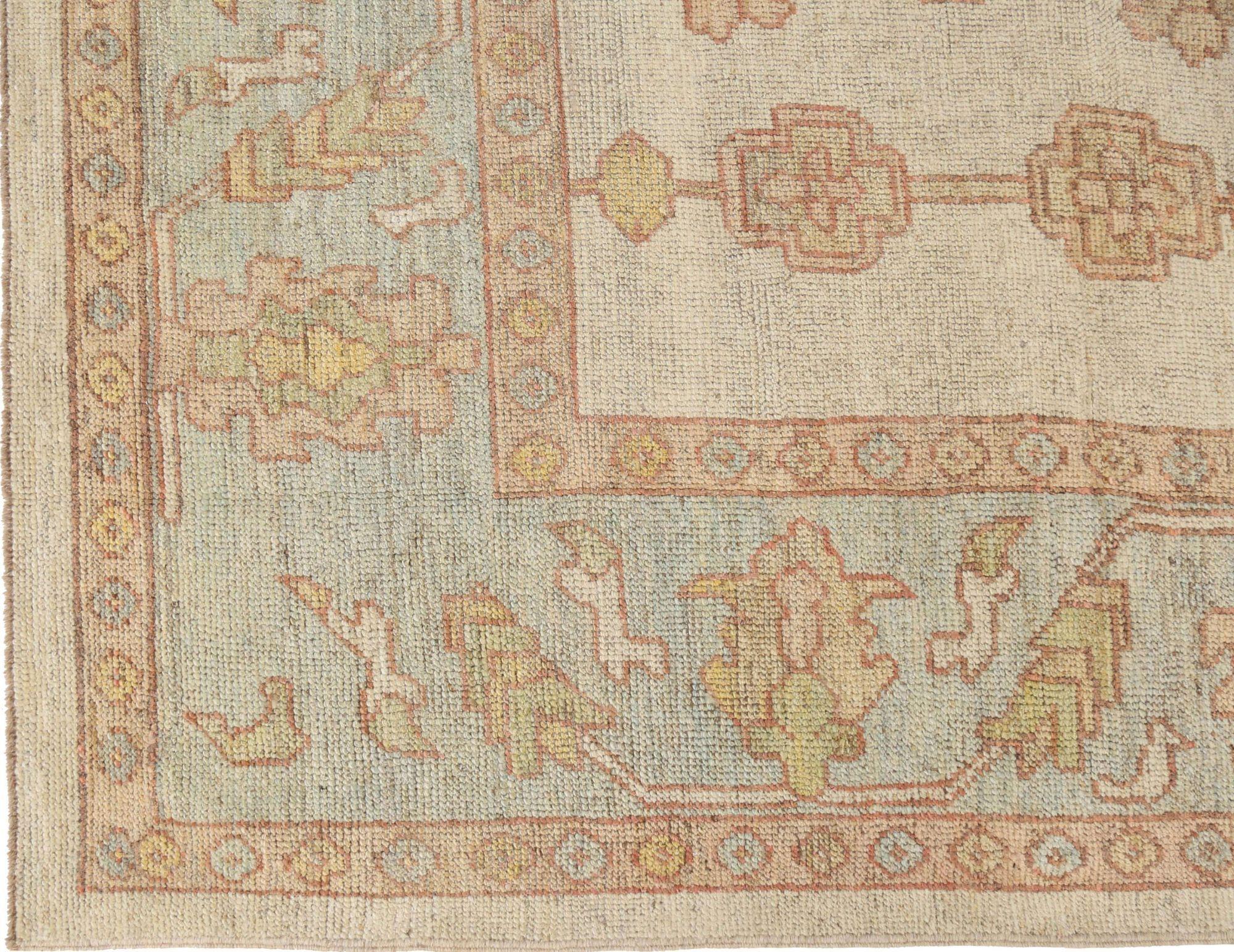 Descubre la elegancia de las alfombras Oushak de Afganistán de Circa 1990. Diseñado con lana y marfil, este diseño exclusivo es perfecto para realzar tu espacio.