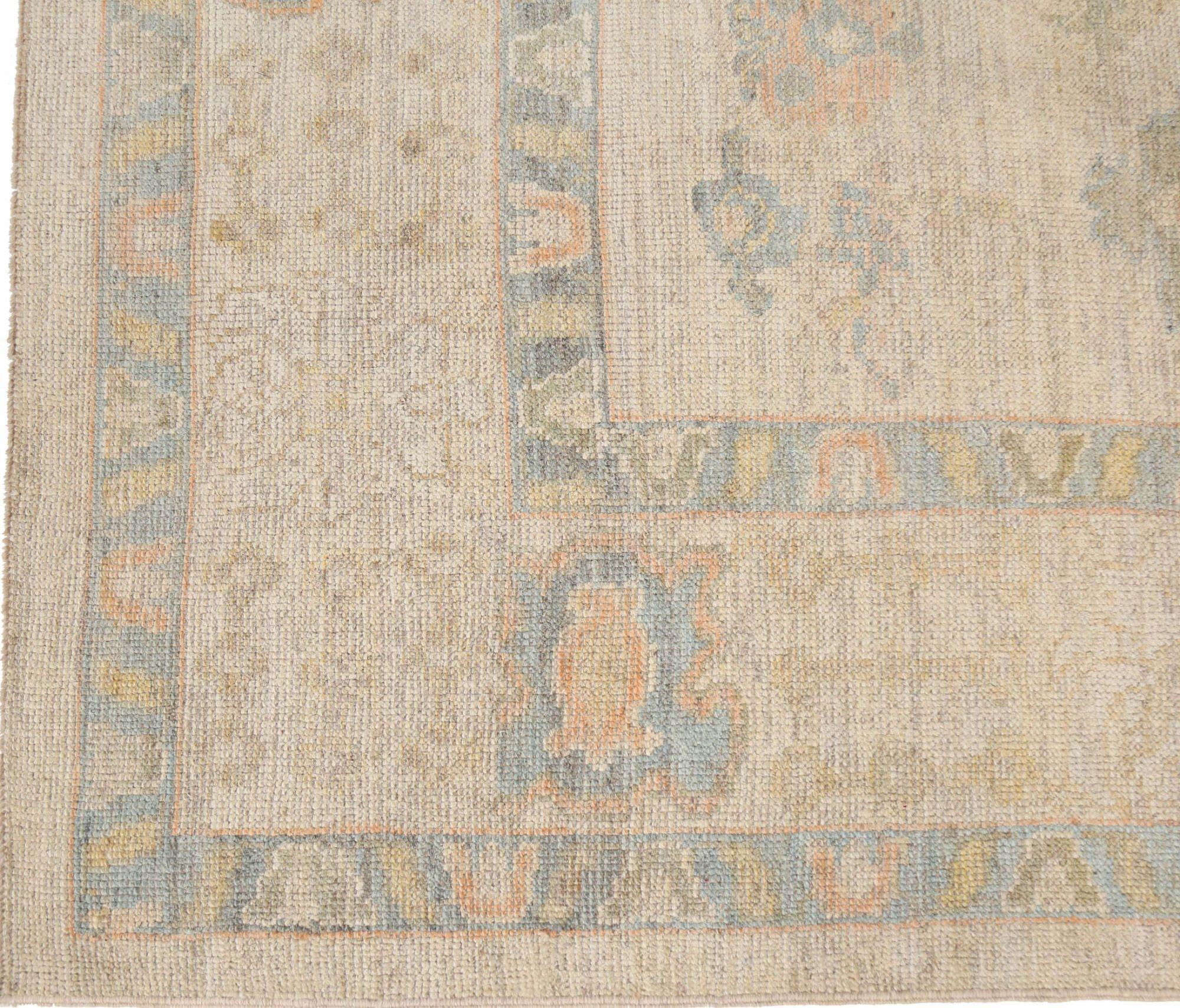 Entdecken Sie die Eleganz von Afghanistan Oushak mit Teppichen von Circa 1990. Dieses exklusive Design aus Wolle und Elfenbein ist perfekt, um Ihren Raum zu verschönern.