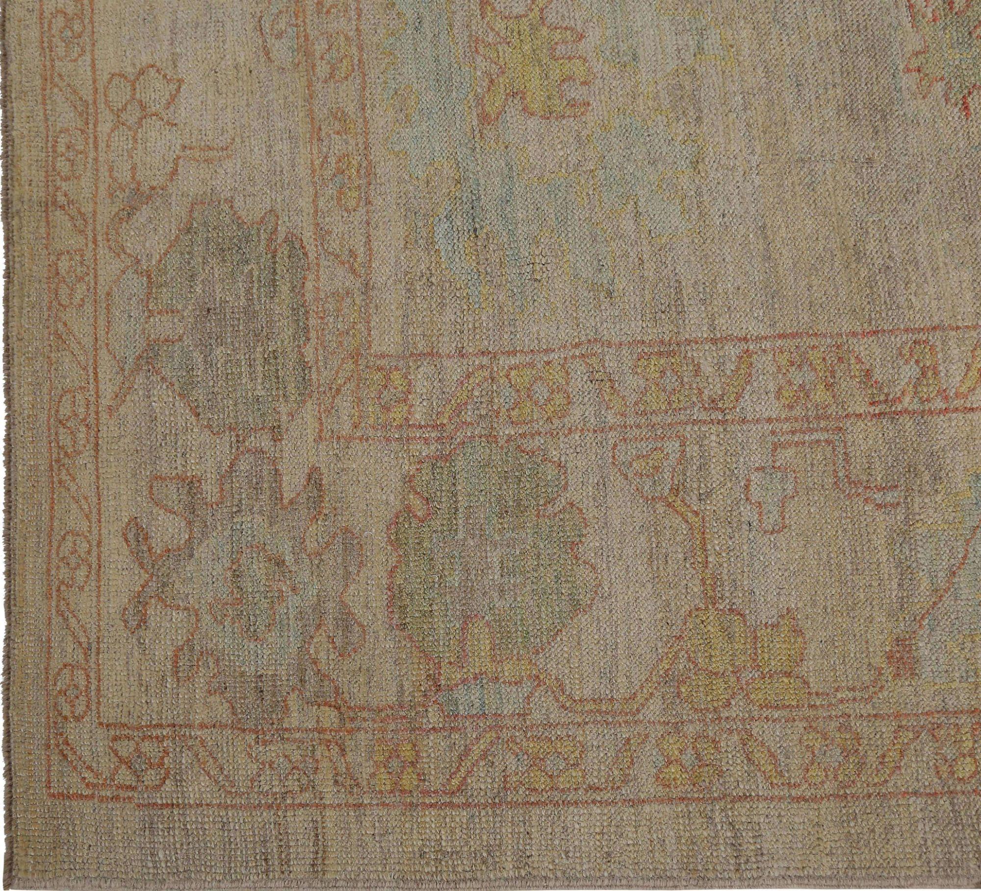 Entdecken Sie die Eleganz von Afghanistan Oushak mit Teppichen von Circa 1990. Dieses exklusive Design aus Wolle und Elfenbein ist perfekt, um Ihren Raum zu verschönern.