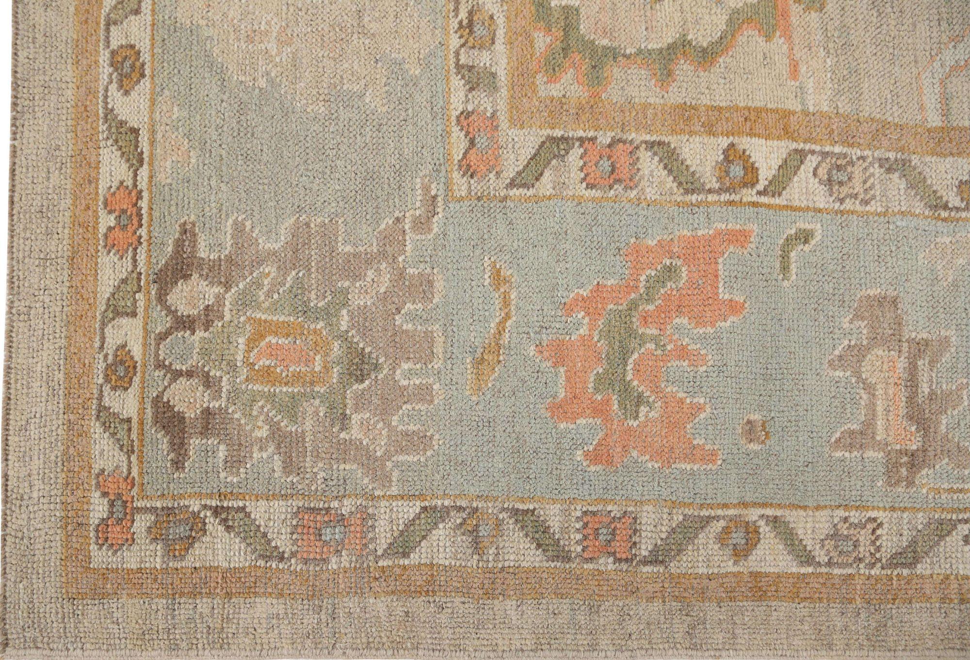 Entdecken Sie die Eleganz von Afghanistan Oushak mit Teppichen von Circa 1990. Dieses exklusive Design aus Wolle und Elfenbein ist perfekt, um Ihren Raum zu verschönern.