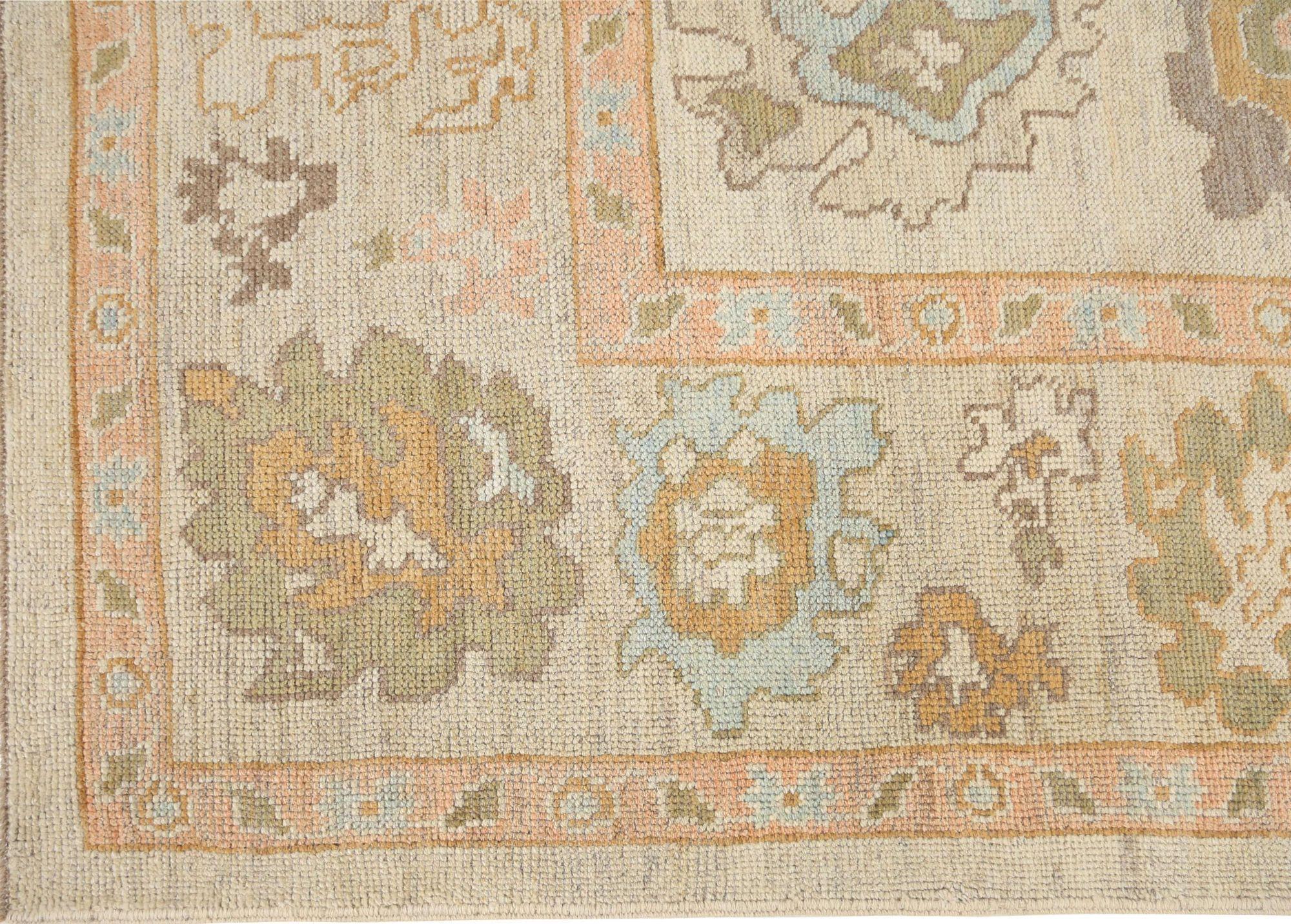 Entdecken Sie die Eleganz von Afghanistan Oushak mit Teppichen von Circa 1990. Dieses exklusive Design aus Wolle und Elfenbein ist perfekt, um Ihren Raum zu verschönern.